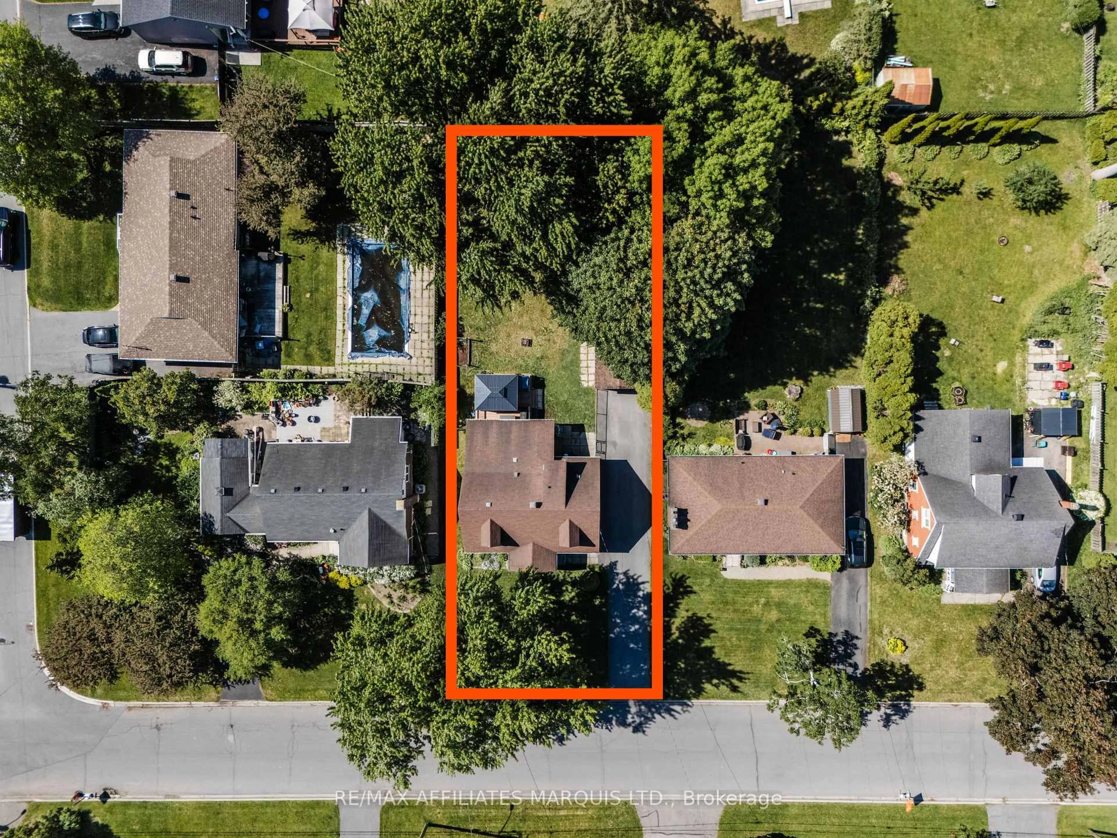 A pic from outside/outdoor area/front of a property/back of a property/a pic from drone, street for 1605 Queen St, Cornwall Ontario K6J 1R7