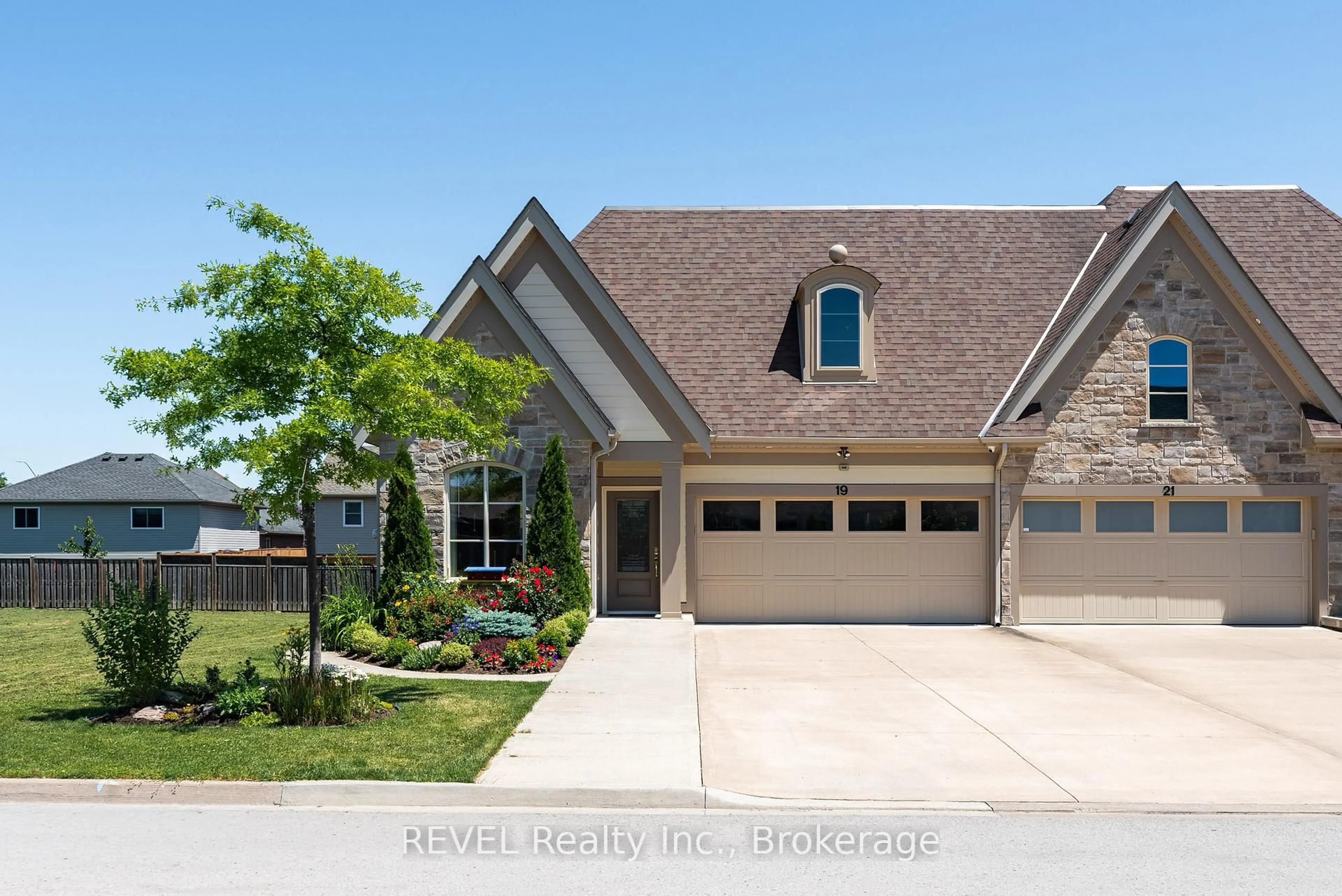 Home with brick exterior material, street for 19 Francesco Cres, St. Catharines Ontario L2S 4C7
