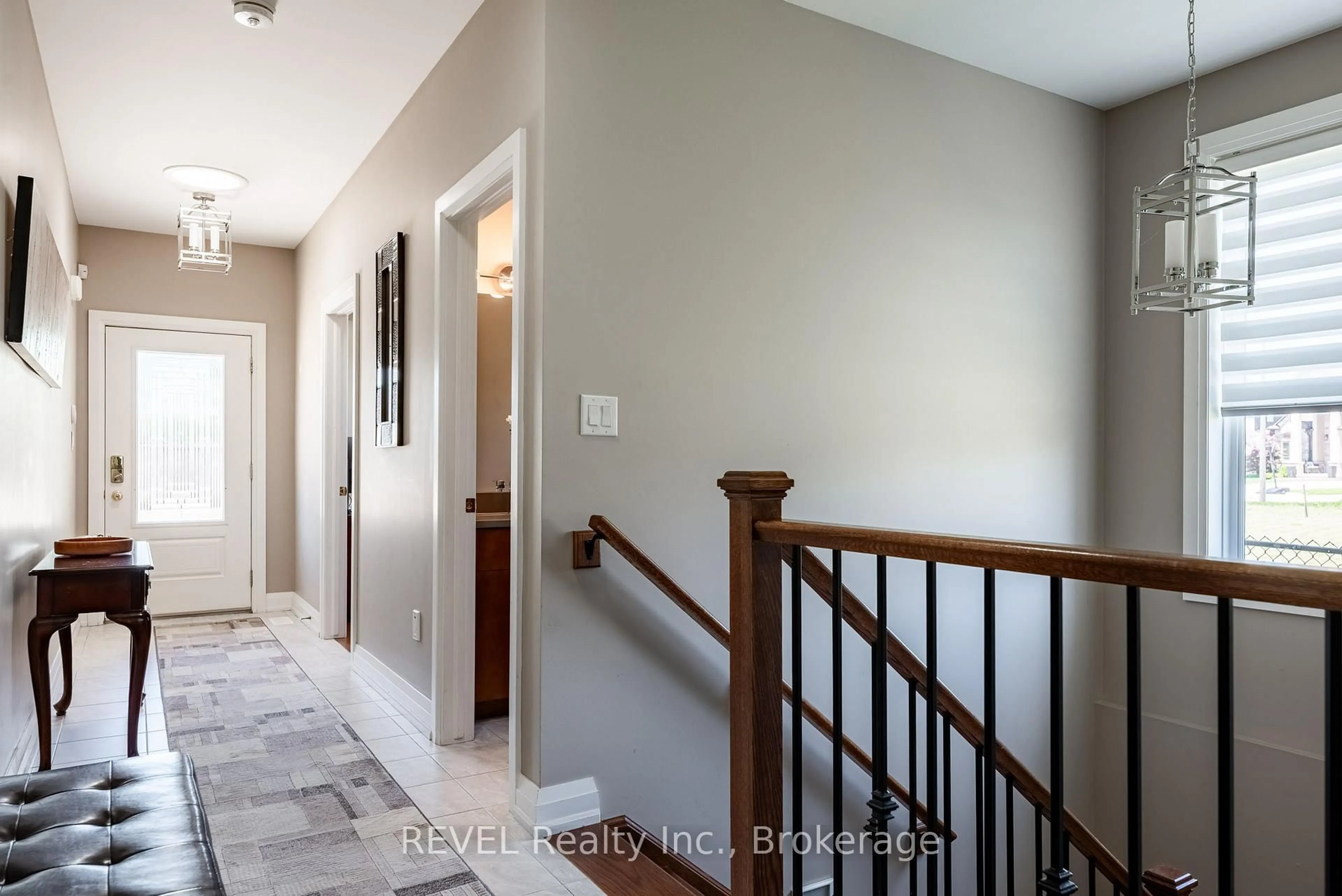 Indoor entryway for 19 Francesco Cres, St. Catharines Ontario L2S 4C7