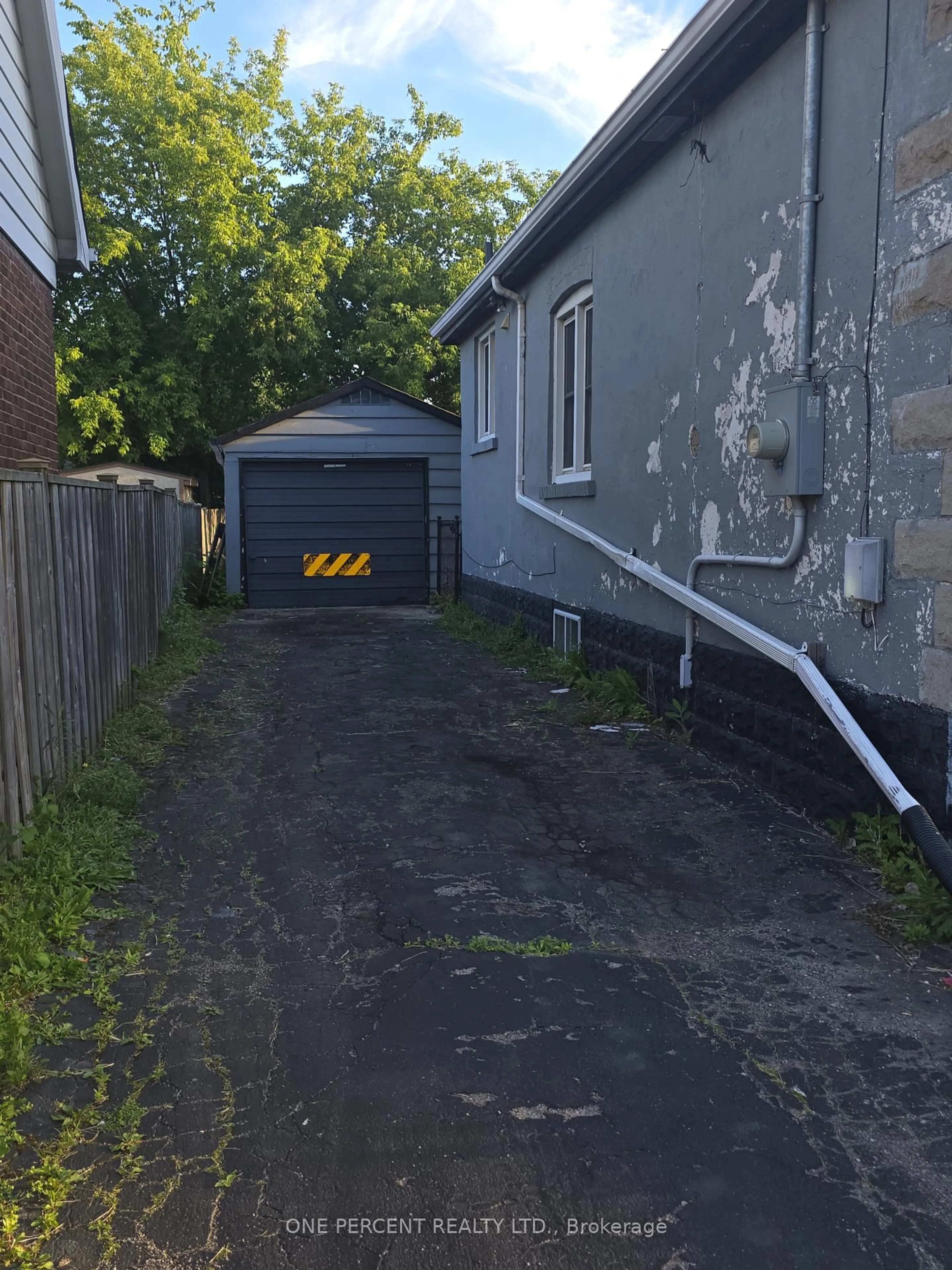 Shed for 536 Queensdale Ave, Hamilton Ontario L8V 1L2