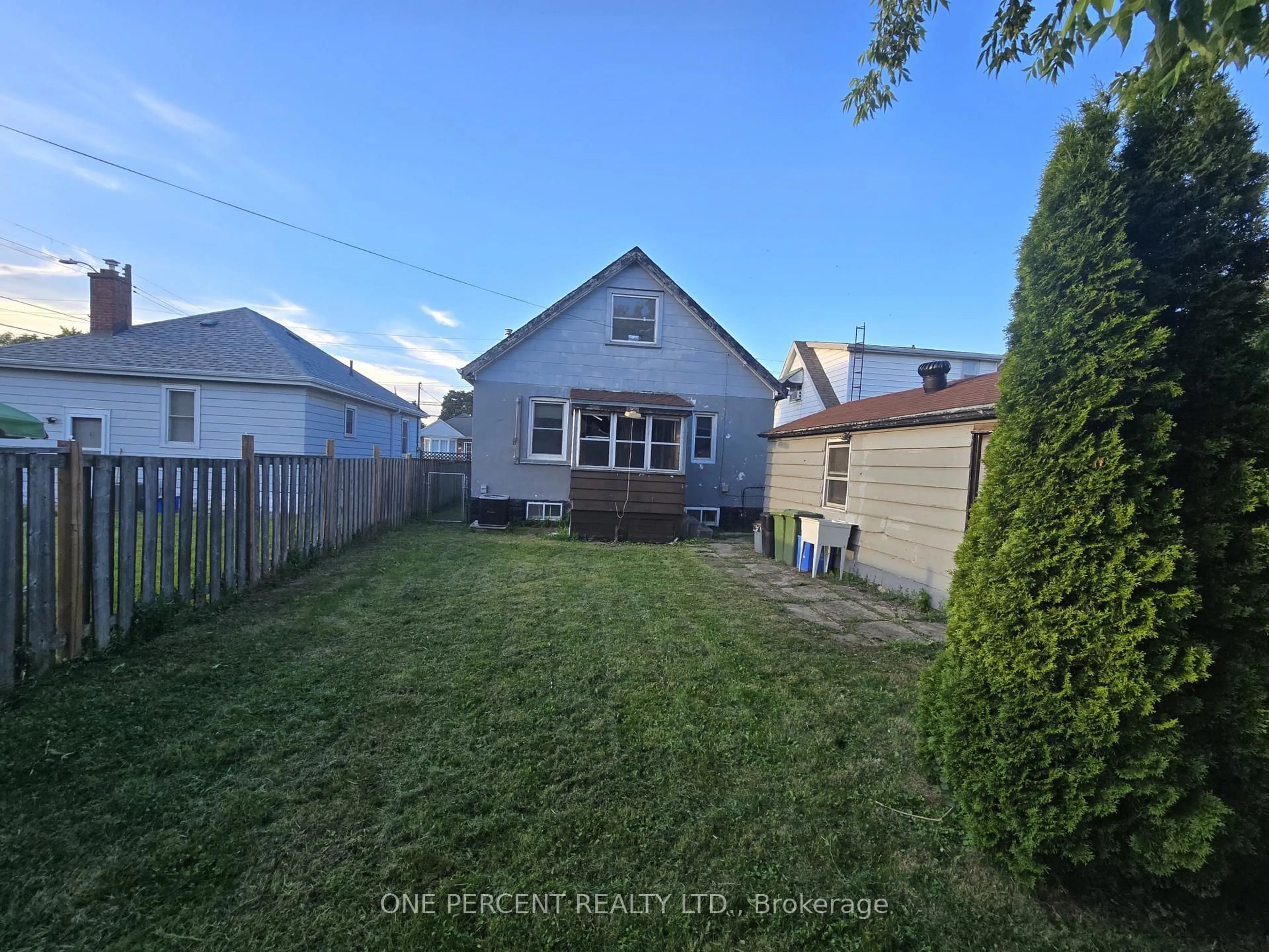 A pic from outside/outdoor area/front of a property/back of a property/a pic from drone, street for 536 Queensdale Ave, Hamilton Ontario L8V 1L2