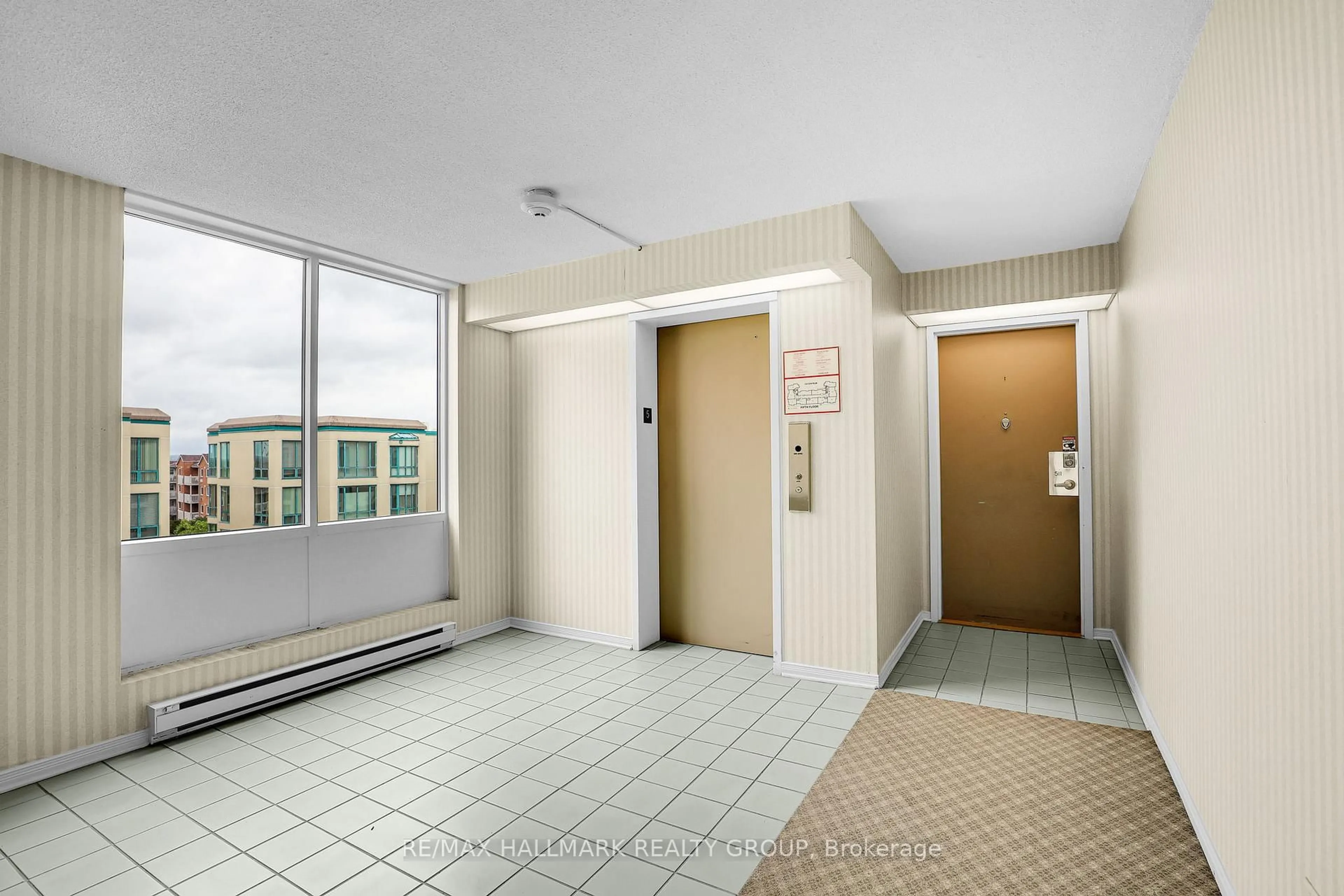 Indoor foyer for 330 Centrum Blvd #511, Ottawa Ontario K1E 3W2