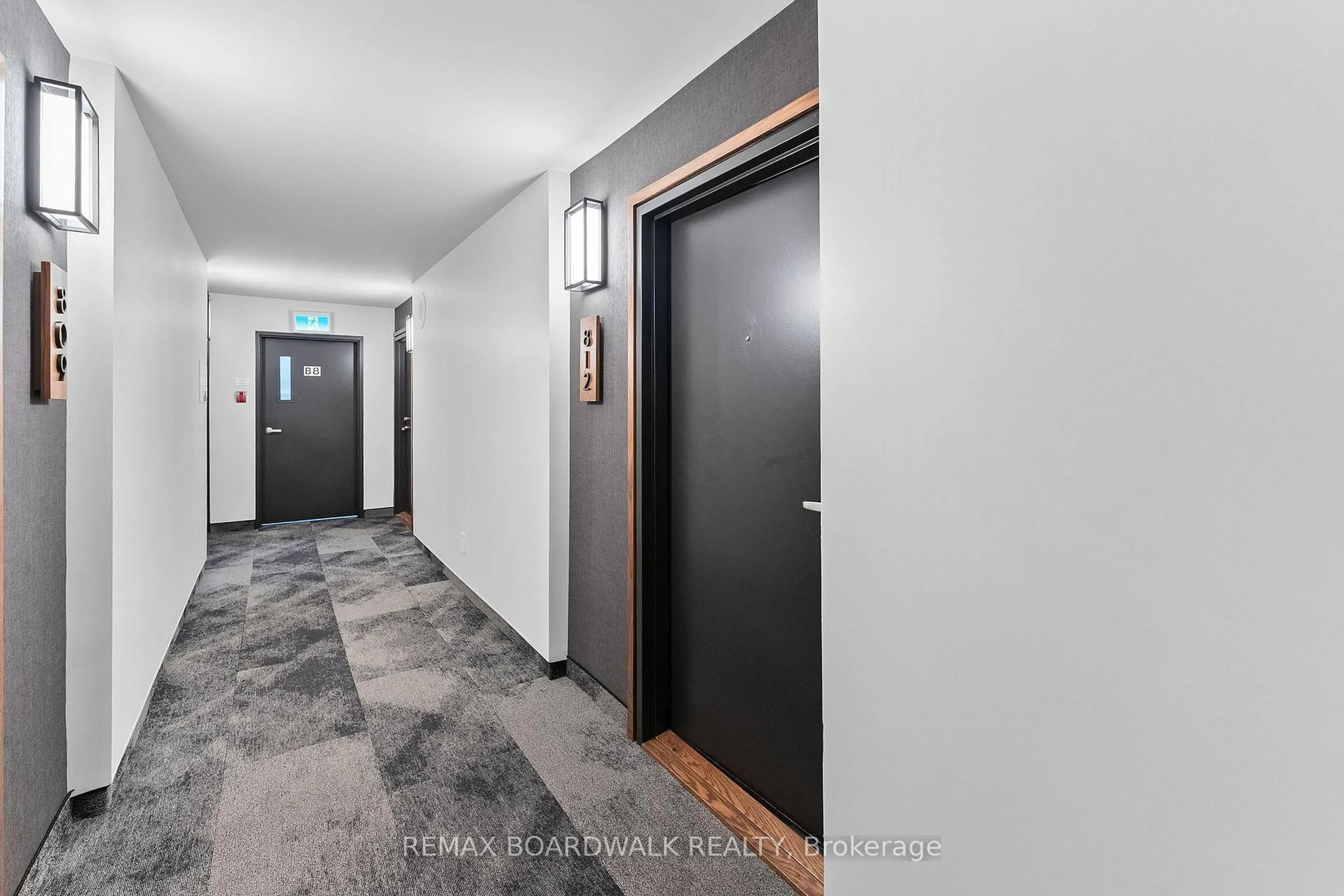 Indoor foyer for 40 Landry St #812, Ottawa Ontario K1L 8K4