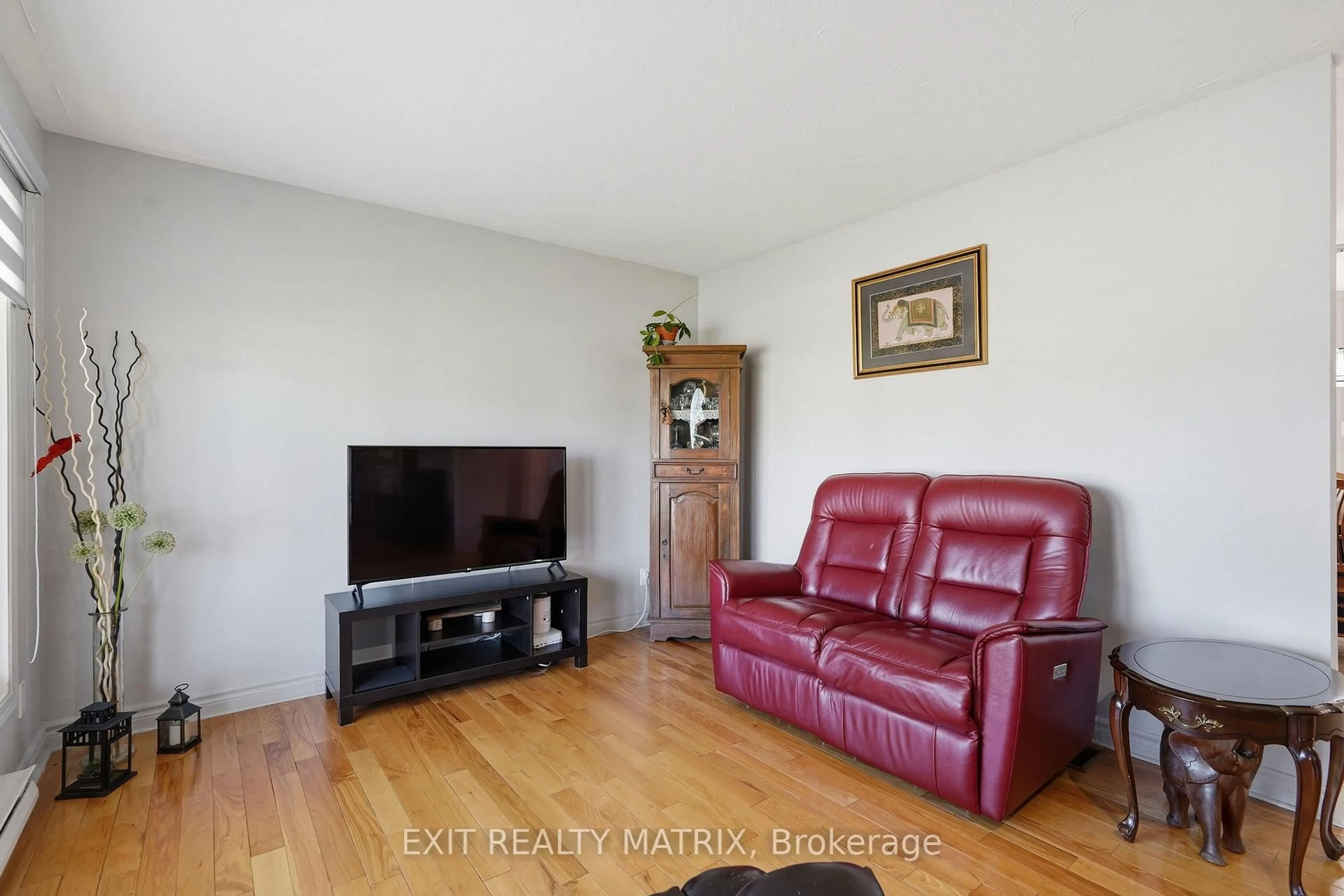 Living room with furniture, wood/laminate floor for 775 Edmond St, Hawkesbury Ontario K6A 2Y6