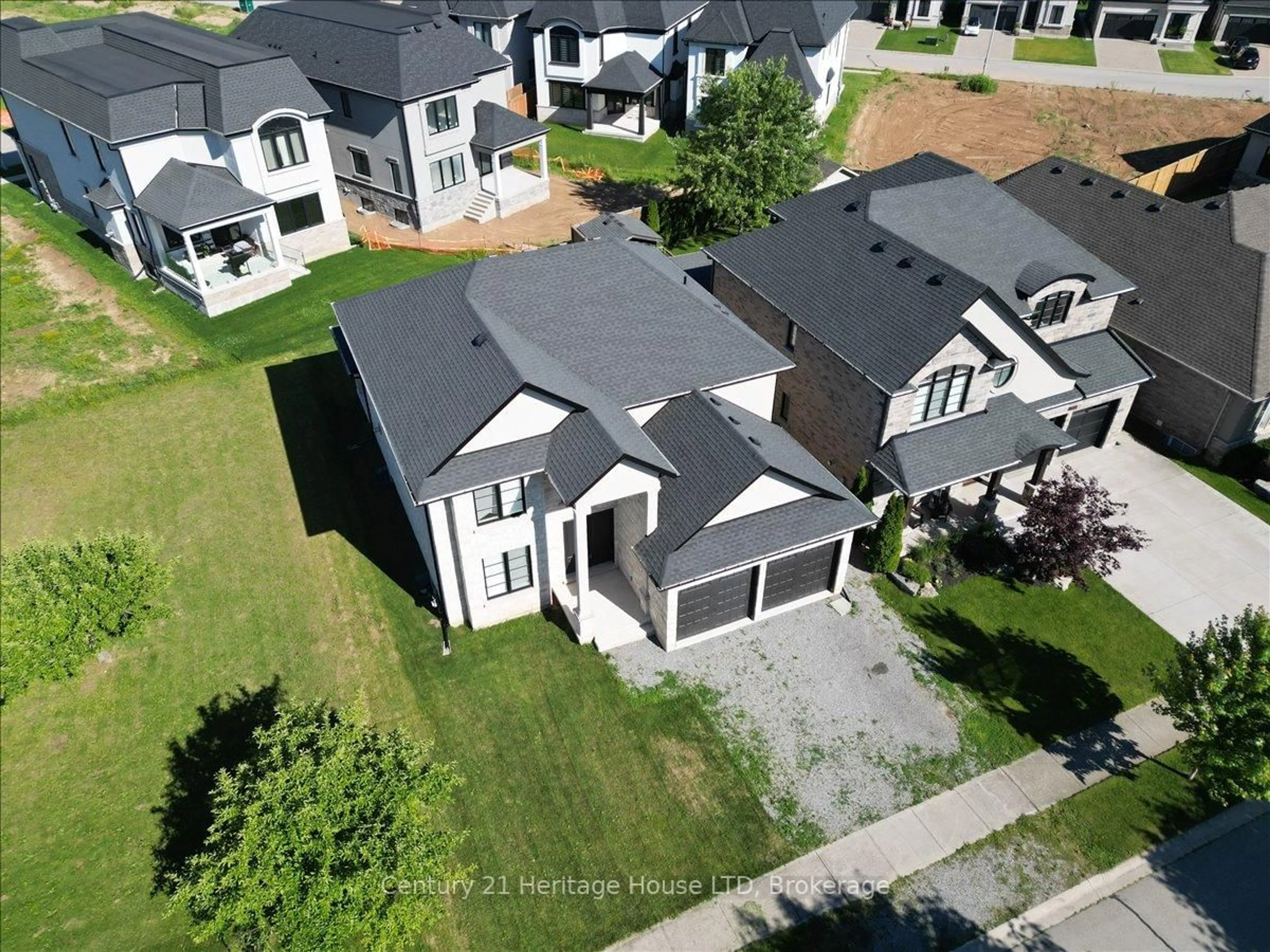 A pic from outside/outdoor area/front of a property/back of a property/a pic from drone, street for 2476 COLANGELO Dr, Niagara Falls Ontario L2J 0A1
