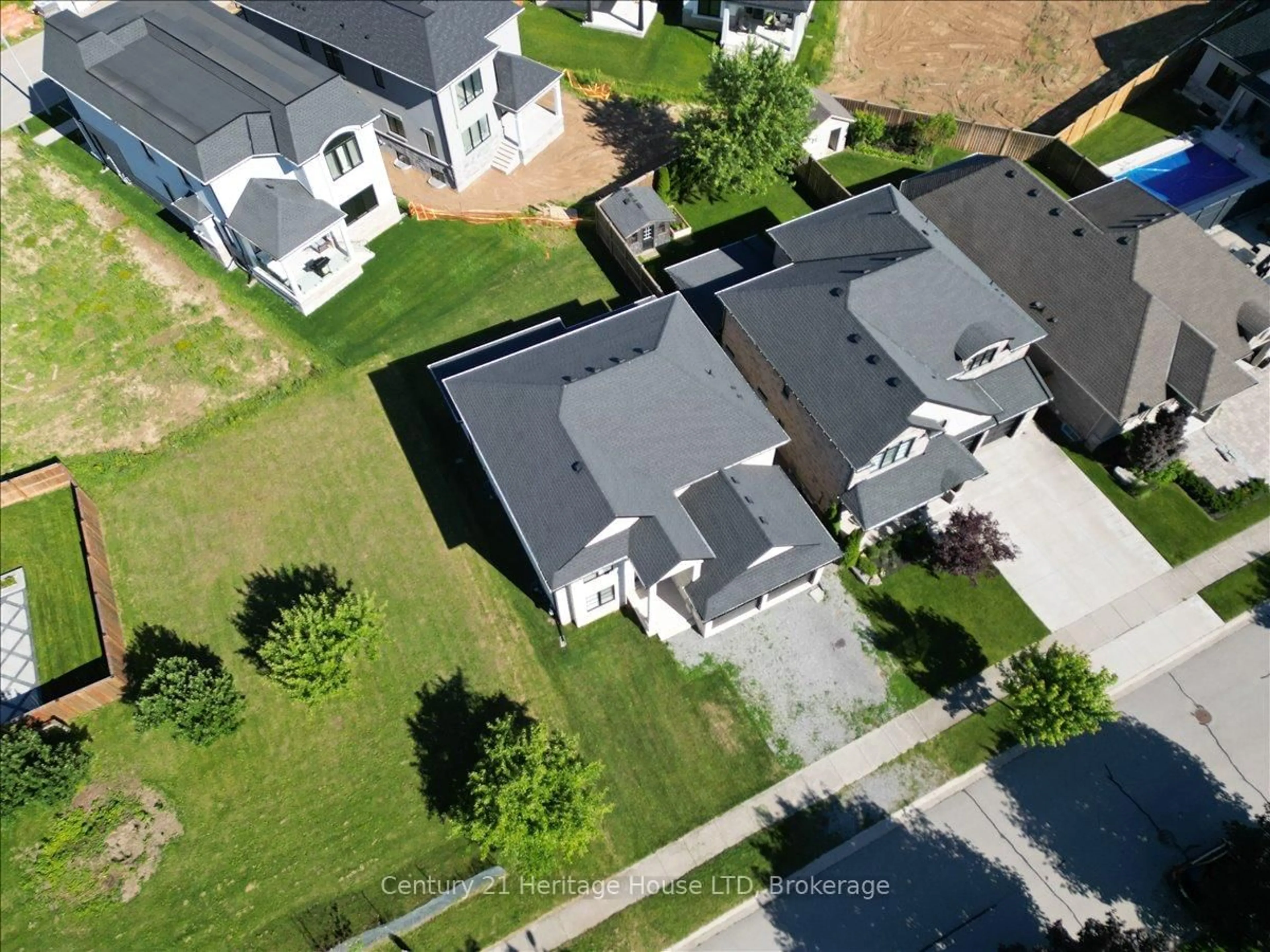 A pic from outside/outdoor area/front of a property/back of a property/a pic from drone, street for 2476 COLANGELO Dr, Niagara Falls Ontario L2J 0A1
