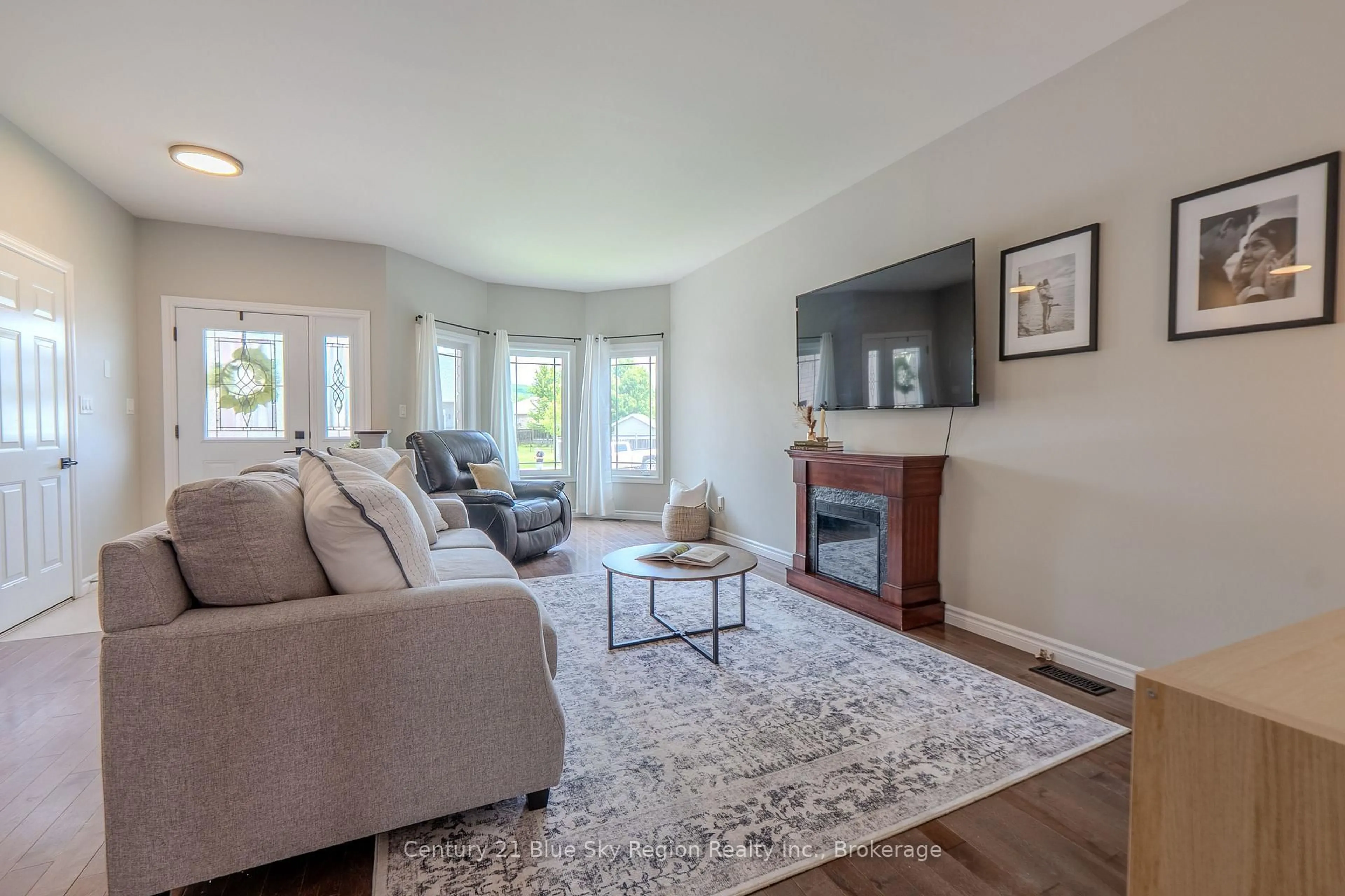 Living room with furniture, unknown for 2438 Connaught Ave, North Bay Ontario P1B 0C4