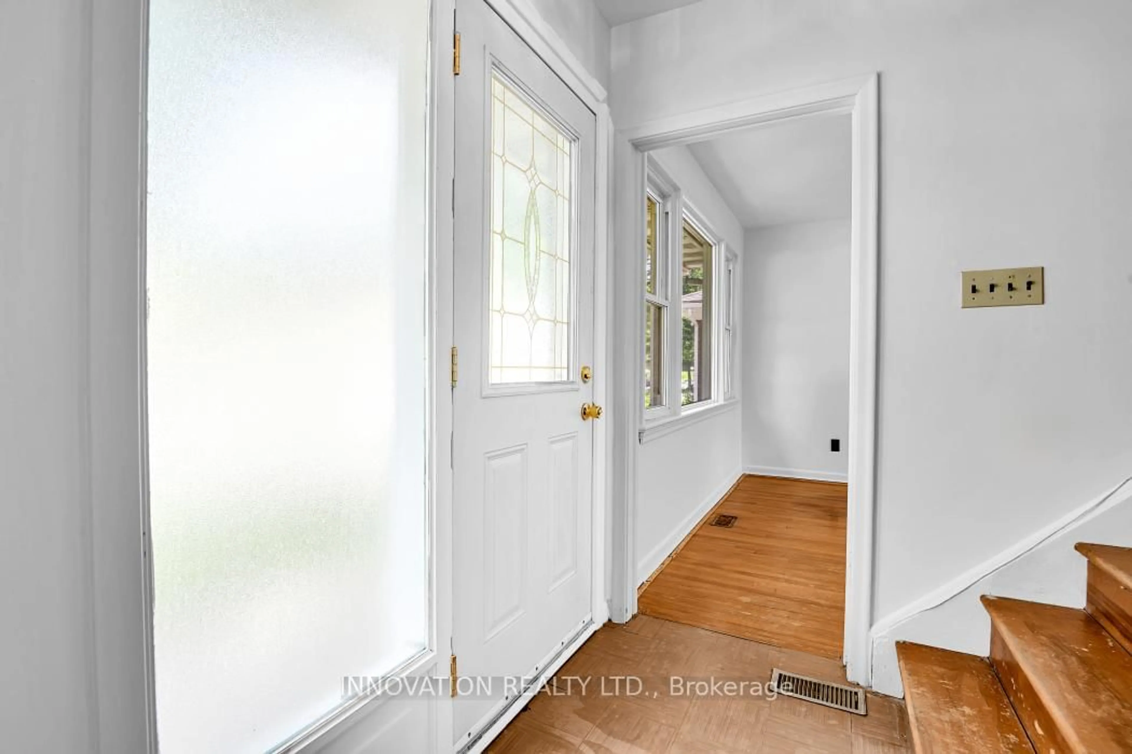 Indoor entryway for 1956 Othello Ave, Ottawa Ontario K1G 2A4
