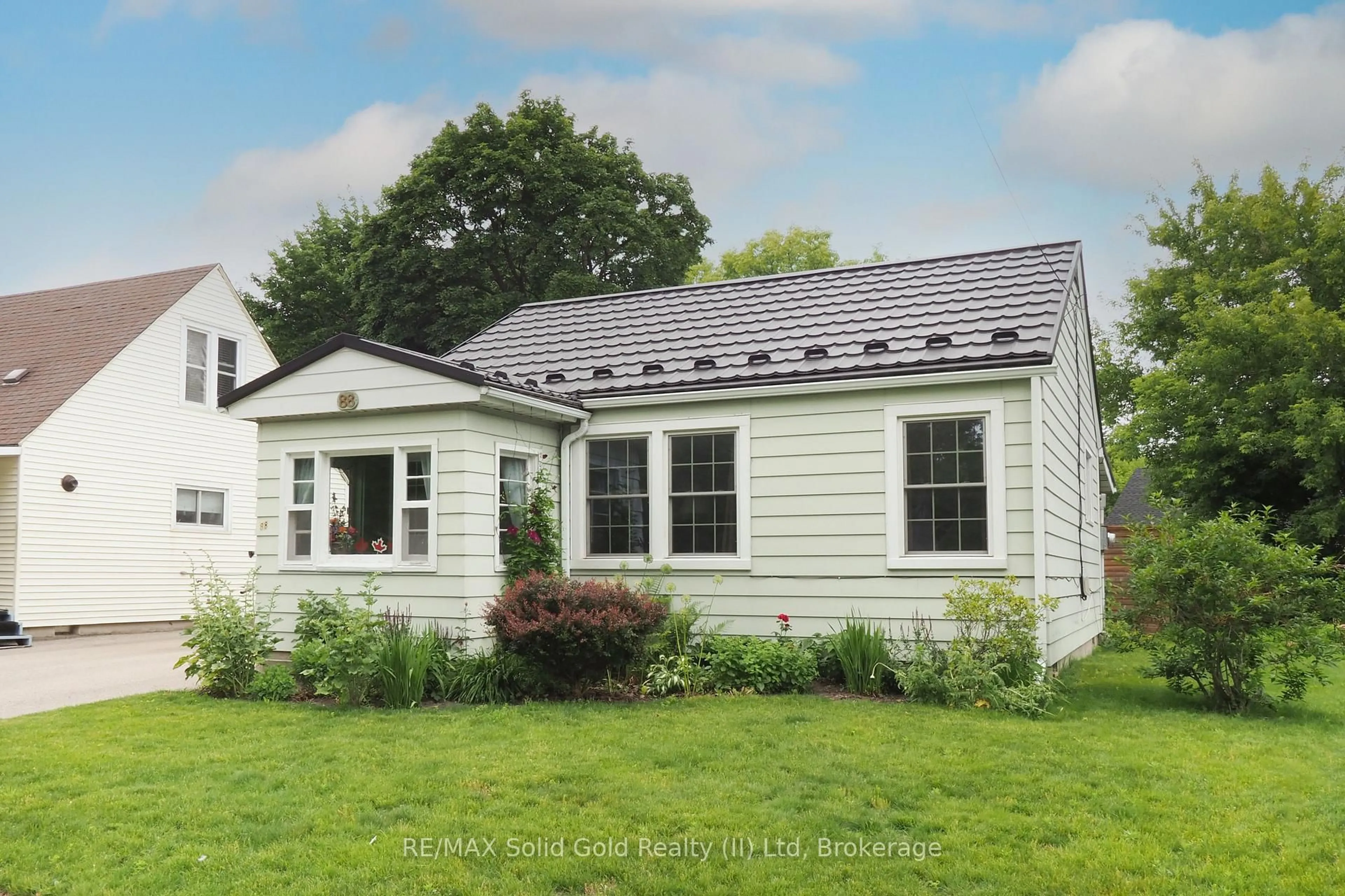 Home with vinyl exterior material, street for 88 Glen Rd, Kitchener Ontario N2M 3E8