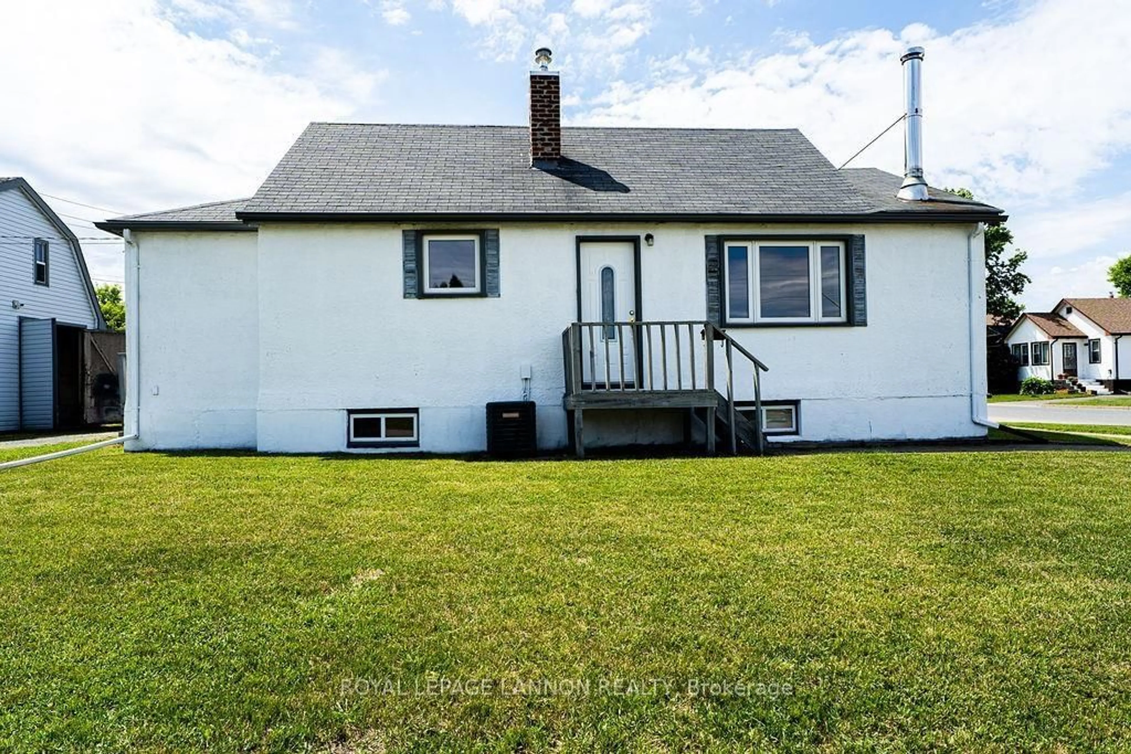 Home with vinyl exterior material, street for 600 Mary St. W., Thunder Bay Ontario P7E 4L4