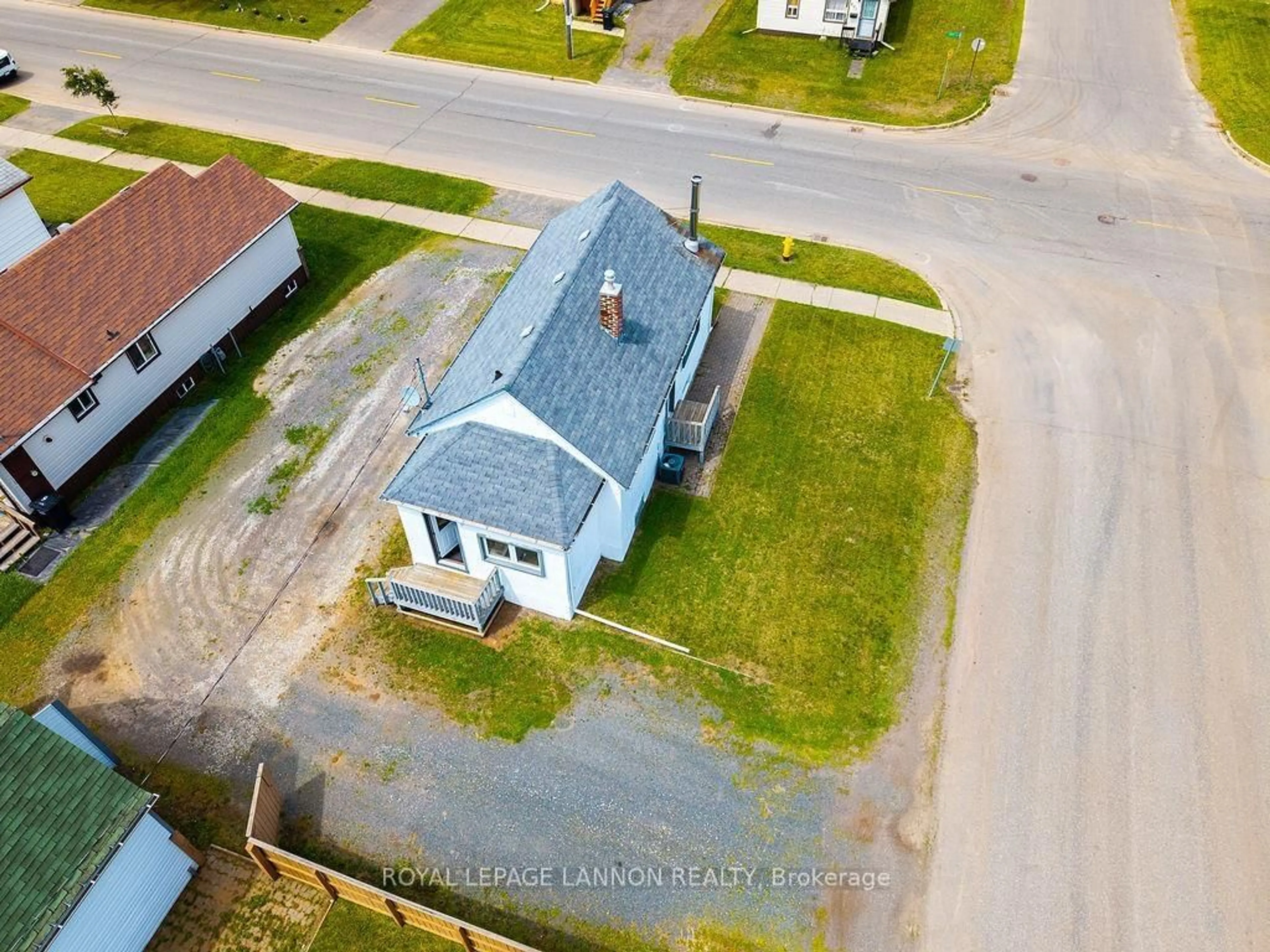 A pic from outside/outdoor area/front of a property/back of a property/a pic from drone, building for 600 Mary St. W., Thunder Bay Ontario P7E 4L4