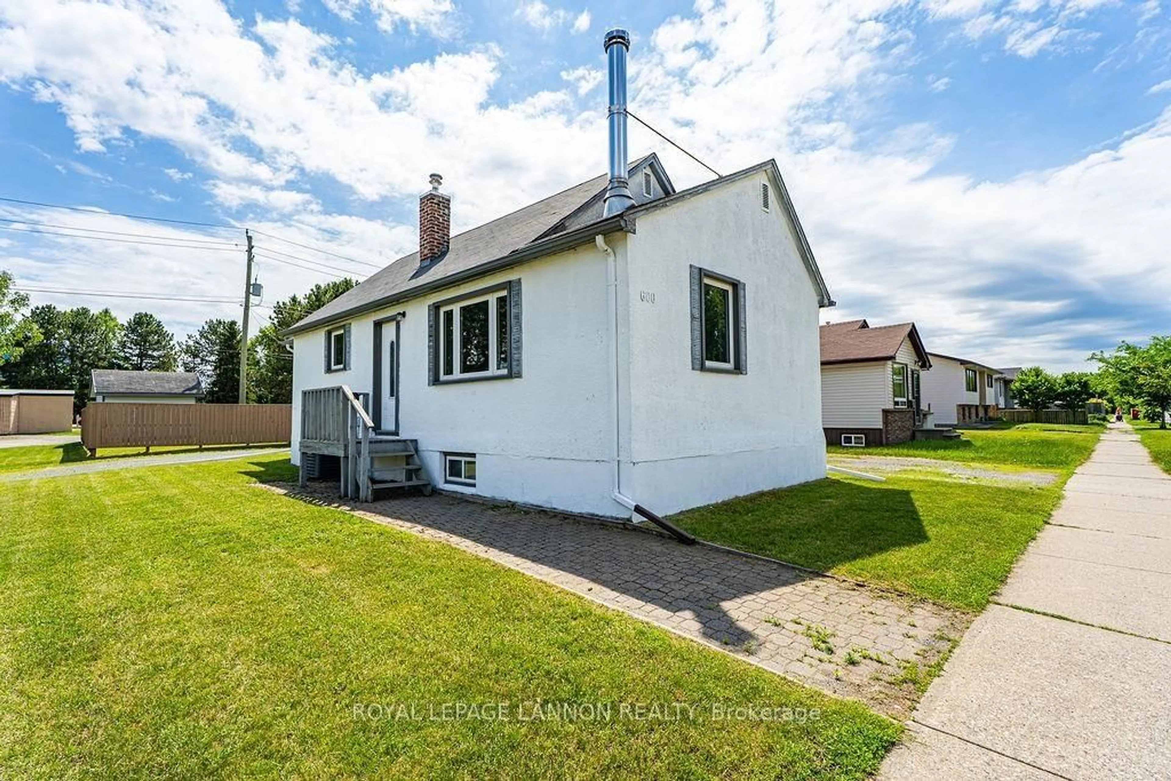 A pic from outside/outdoor area/front of a property/back of a property/a pic from drone, street for 600 Mary St. W., Thunder Bay Ontario P7E 4L4
