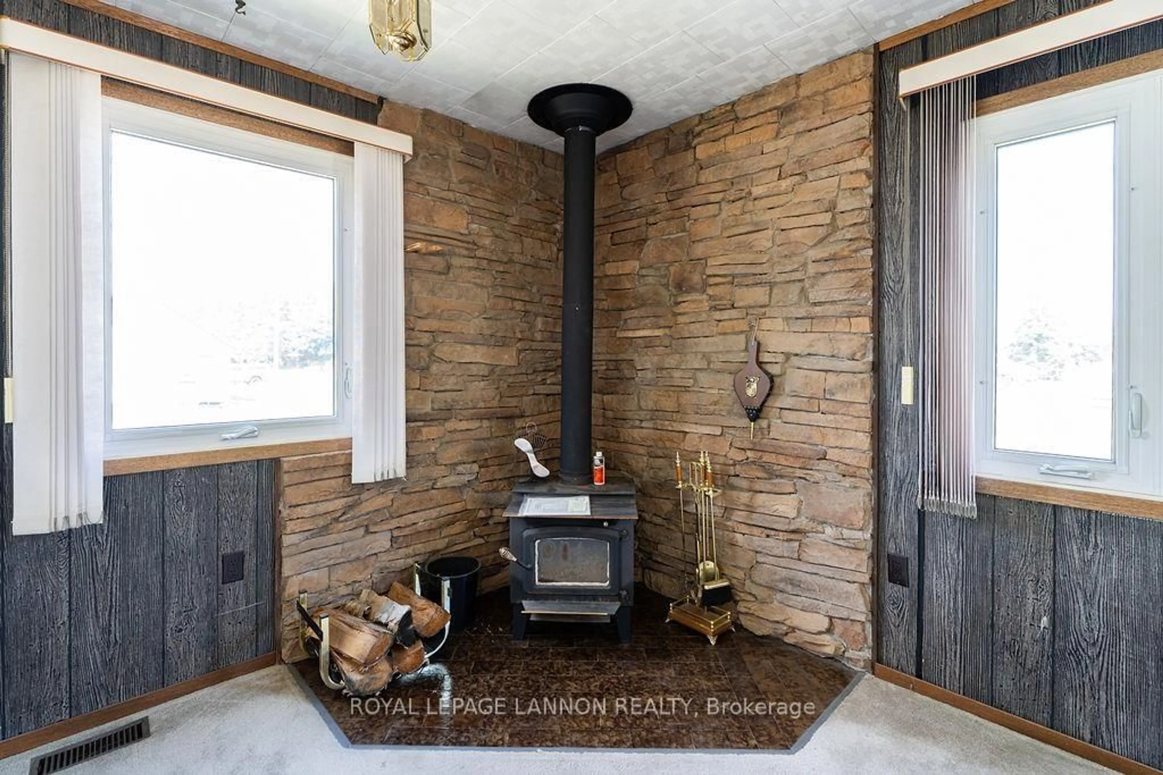 Indoor entryway for 600 Mary St. W., Thunder Bay Ontario P7E 4L4