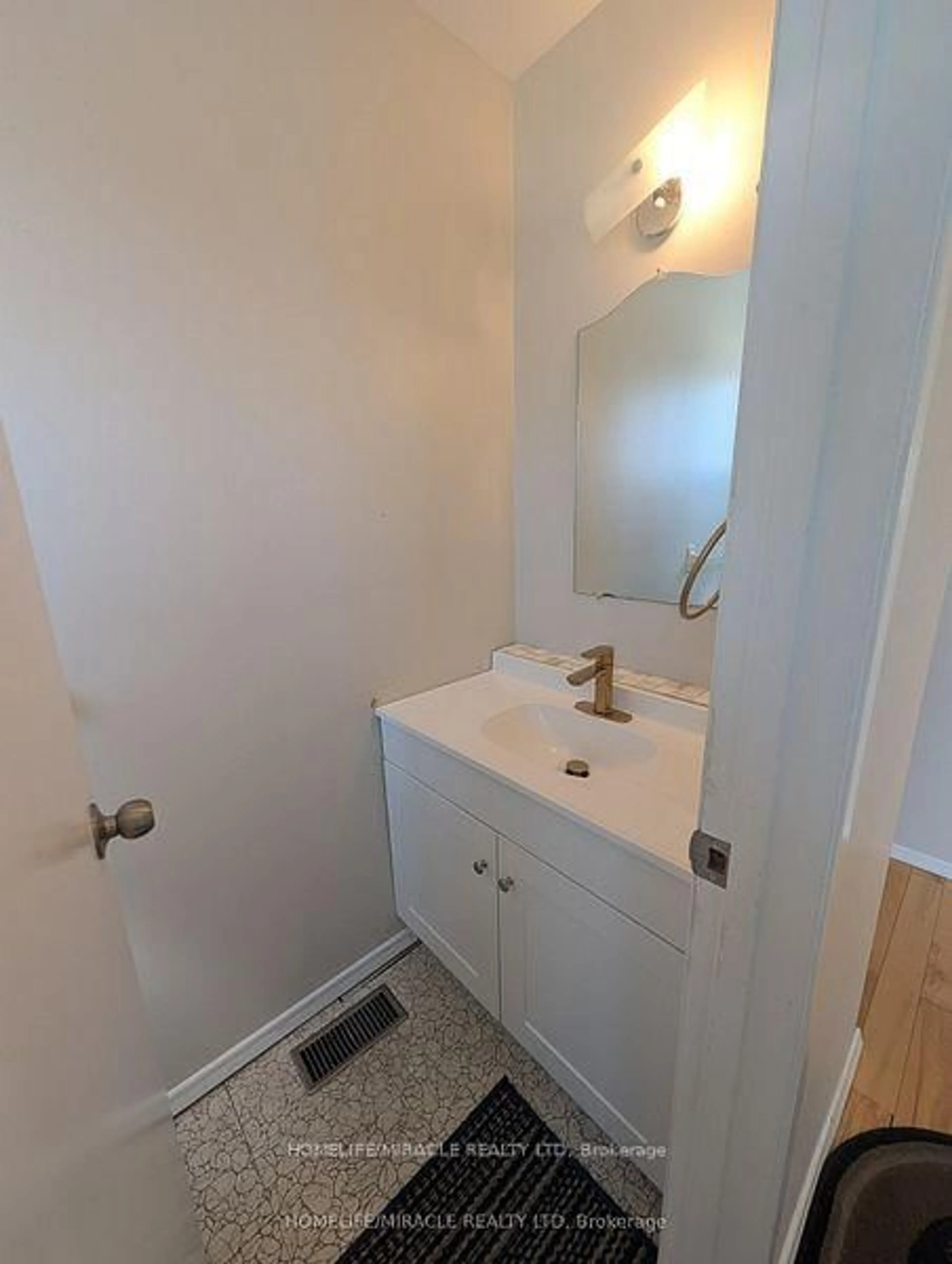 A pic of a room for 27 Addington St #7, Loyalist Ontario K7N 1C6