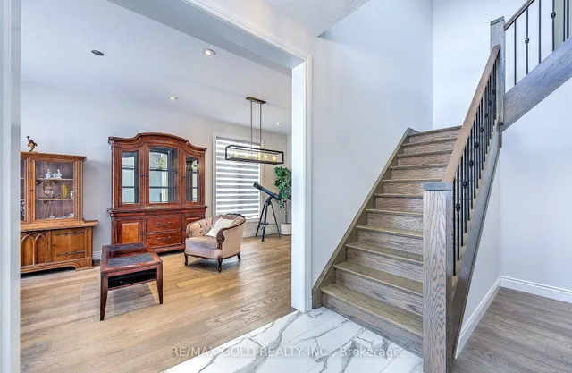 944 Trailsway Ave, London South 5
