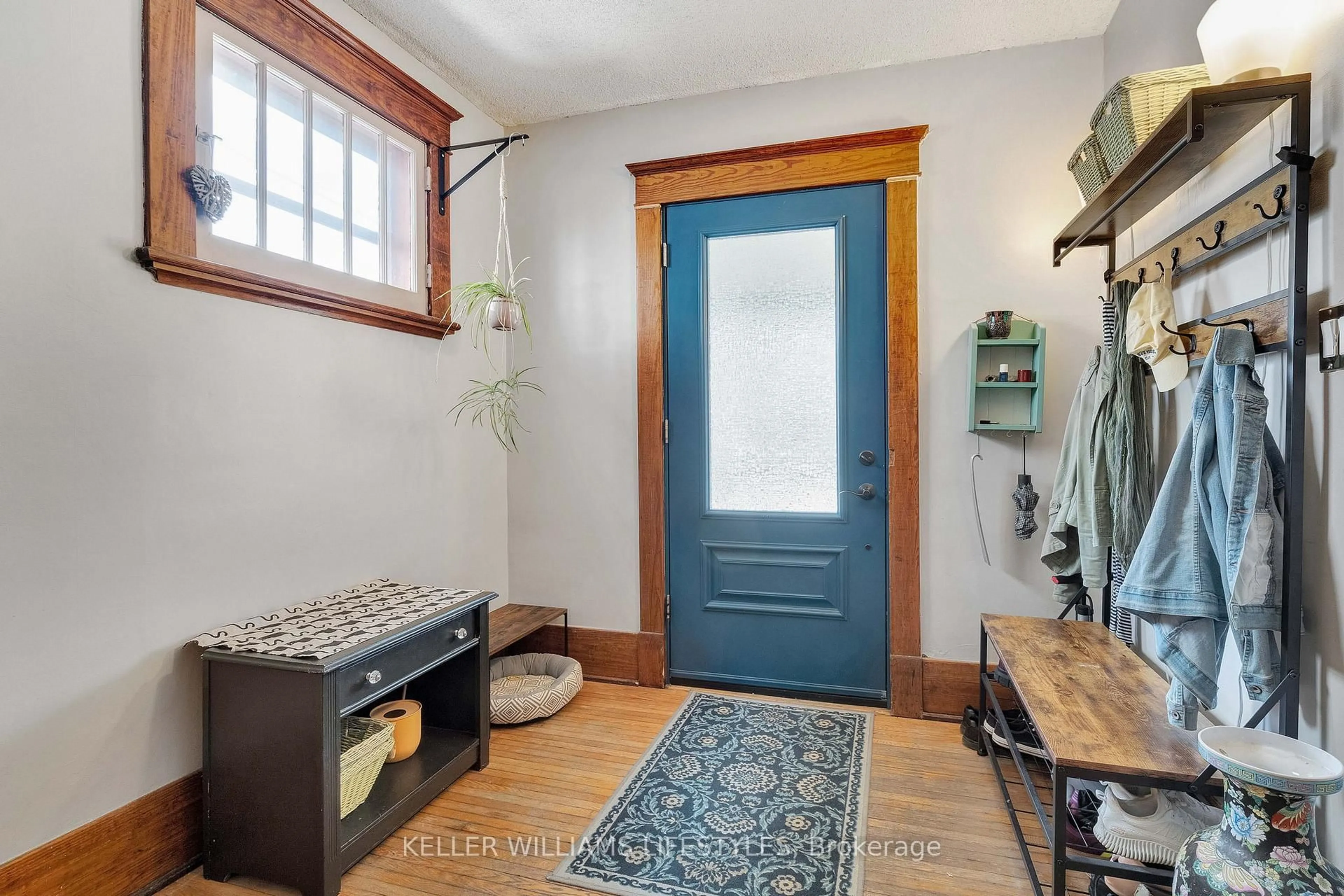 Indoor entryway for 5 Cove Rd, London South Ontario N6J 1H7