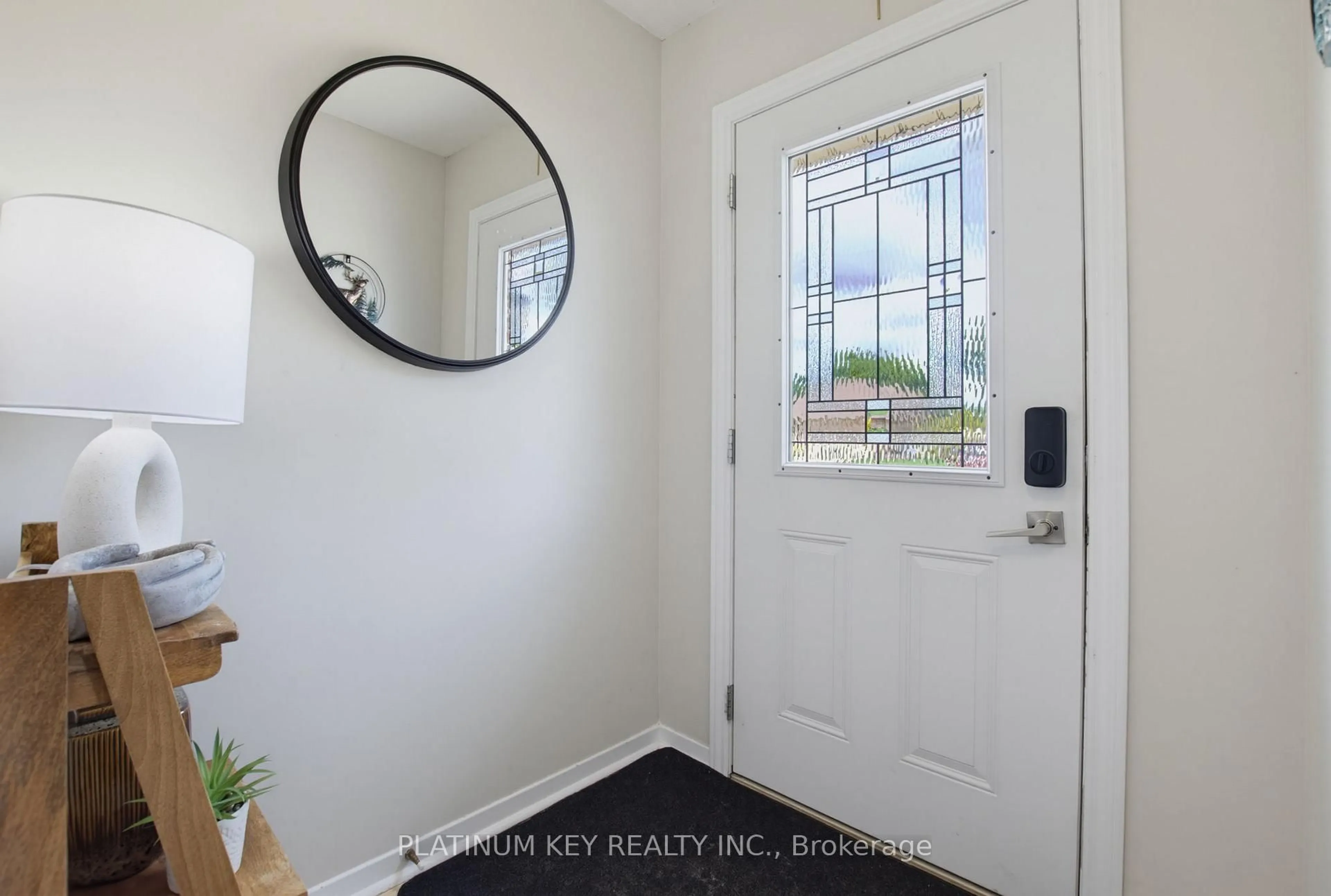 Indoor entryway for 16 Sharpe Dr, Strathroy-Caradoc Ontario N7G 3T9