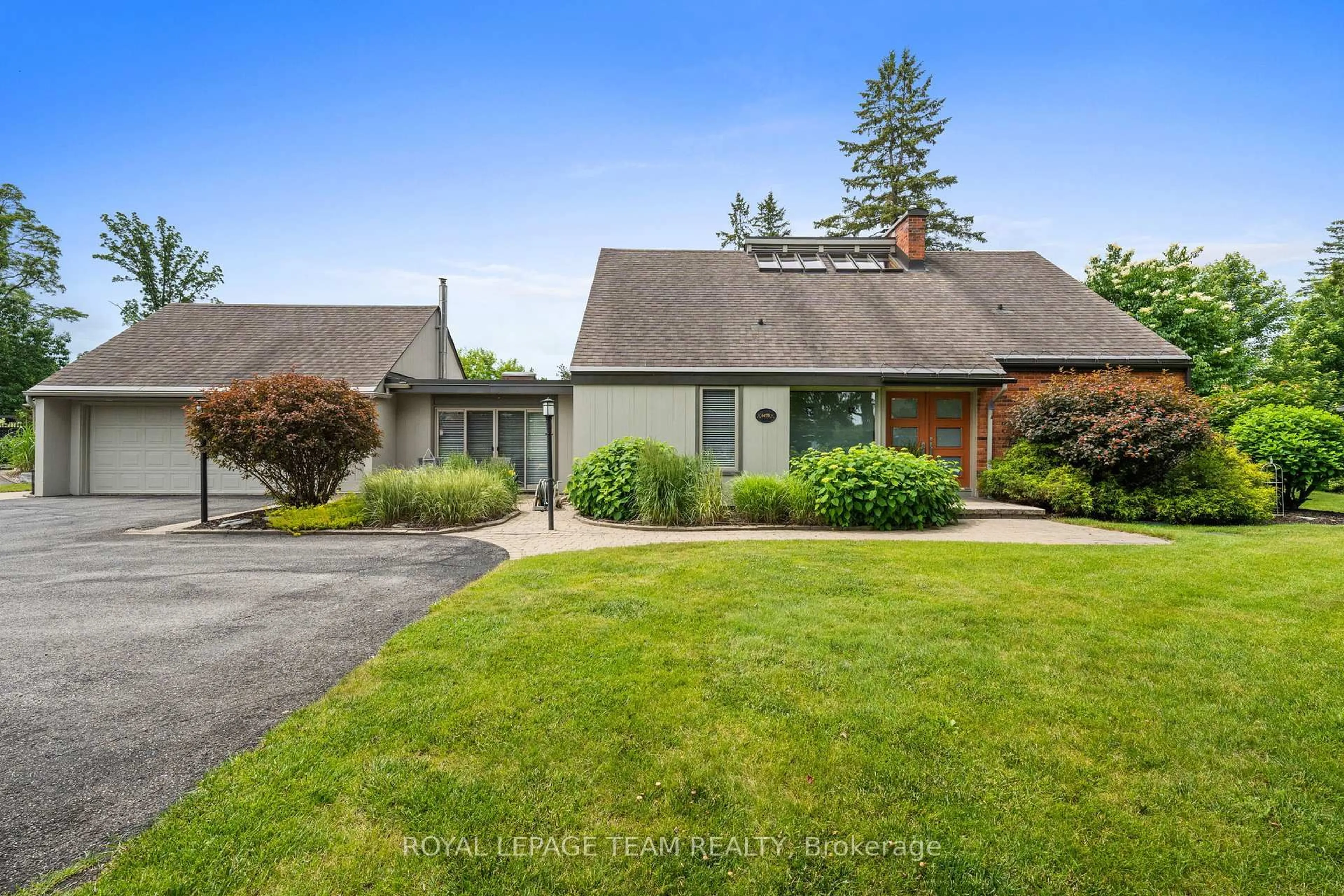 A pic from outside/outdoor area/front of a property/back of a property/a pic from drone, street for 6478 Marina Dr, Manotick Ontario K4M 1B3