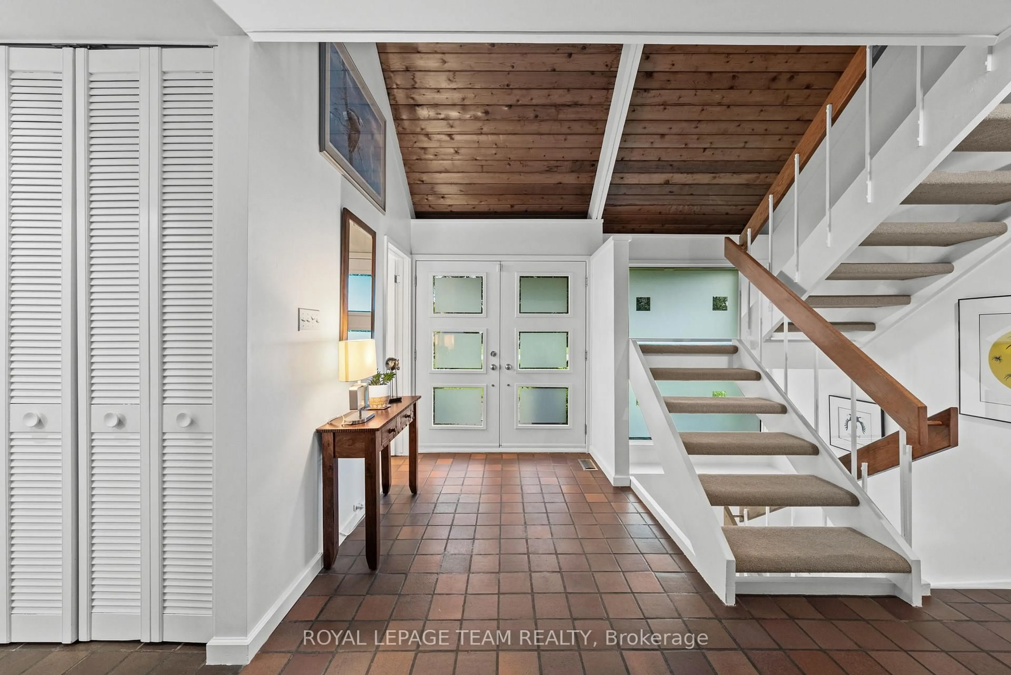 Indoor entryway for 6478 Marina Dr, Manotick Ontario K4M 1B3