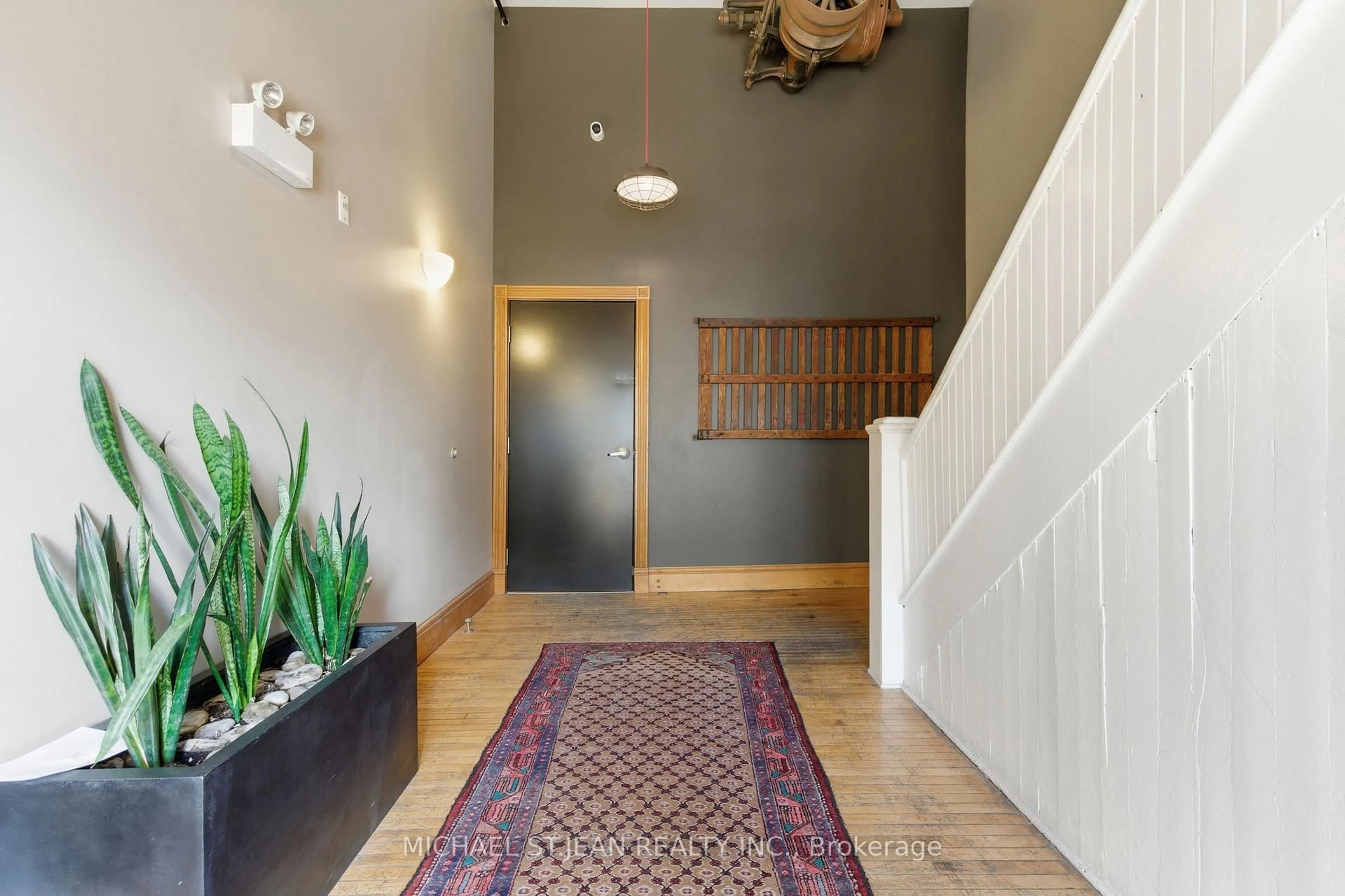 Indoor foyer for 85 Spruce St #203, Cambridge Ontario N1R 4K4