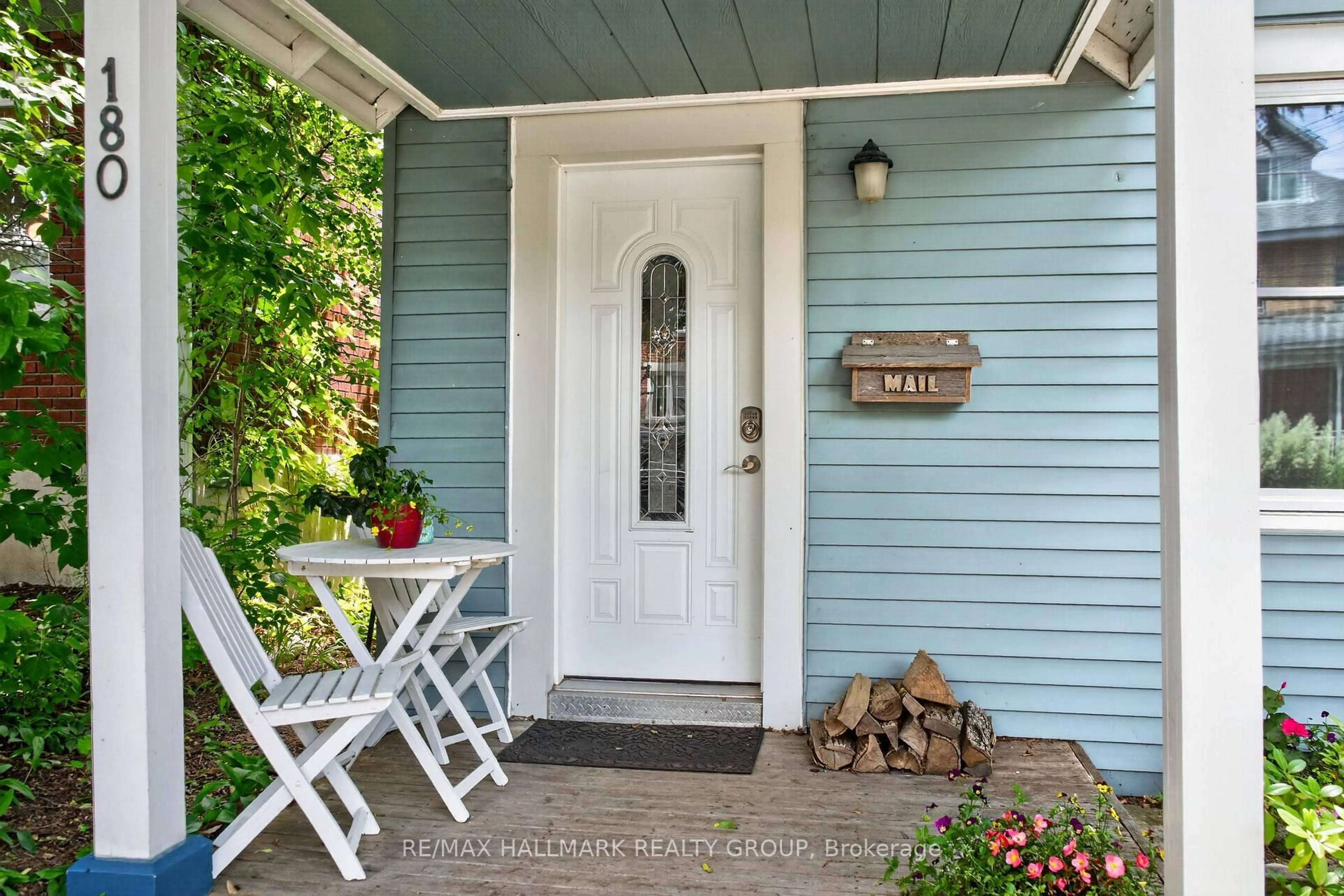 Indoor entryway for 180 Glen Ave, Ottawa Ontario K1S 3A4