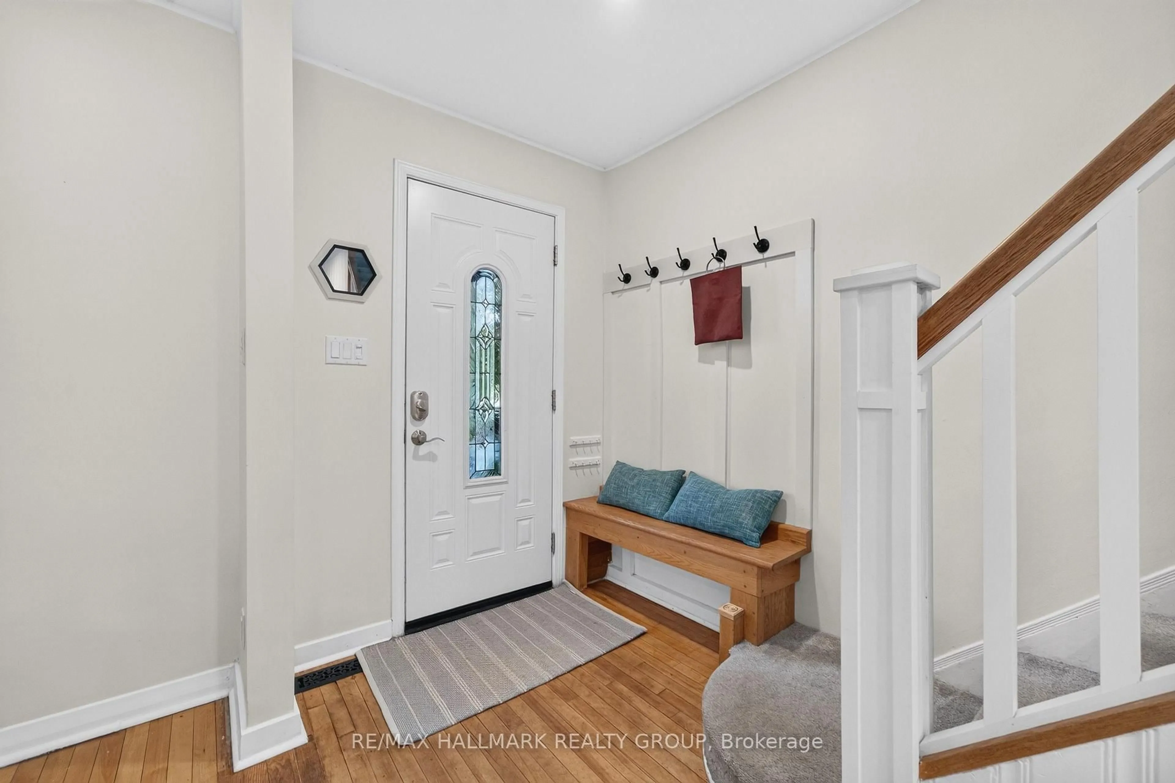 Indoor entryway for 180 Glen Ave, Ottawa Ontario K1S 3A4