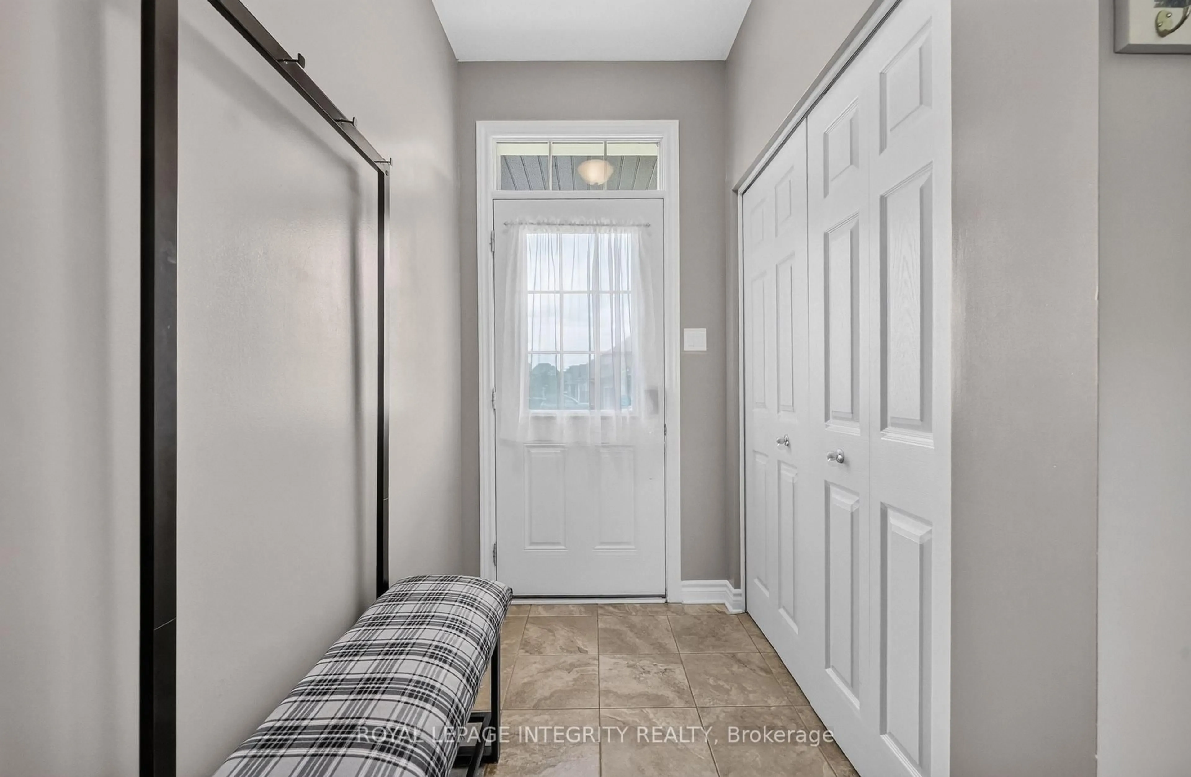 Indoor entryway for 129 Dorina Sarazin Cres, Clarence-Rockland Ontario K4K 0G6