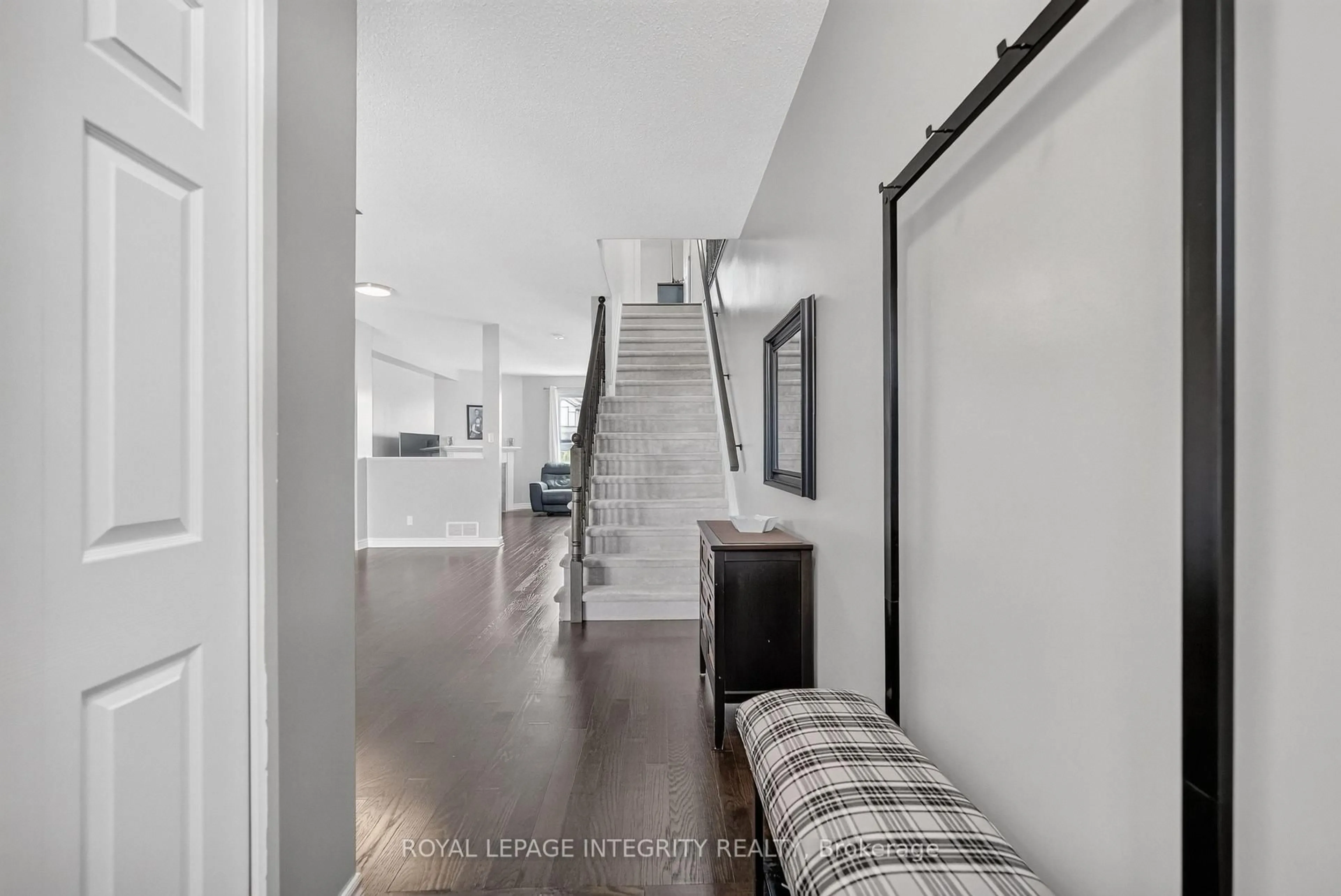 Indoor entryway for 129 Dorina Sarazin Cres, Clarence-Rockland Ontario K4K 0G6
