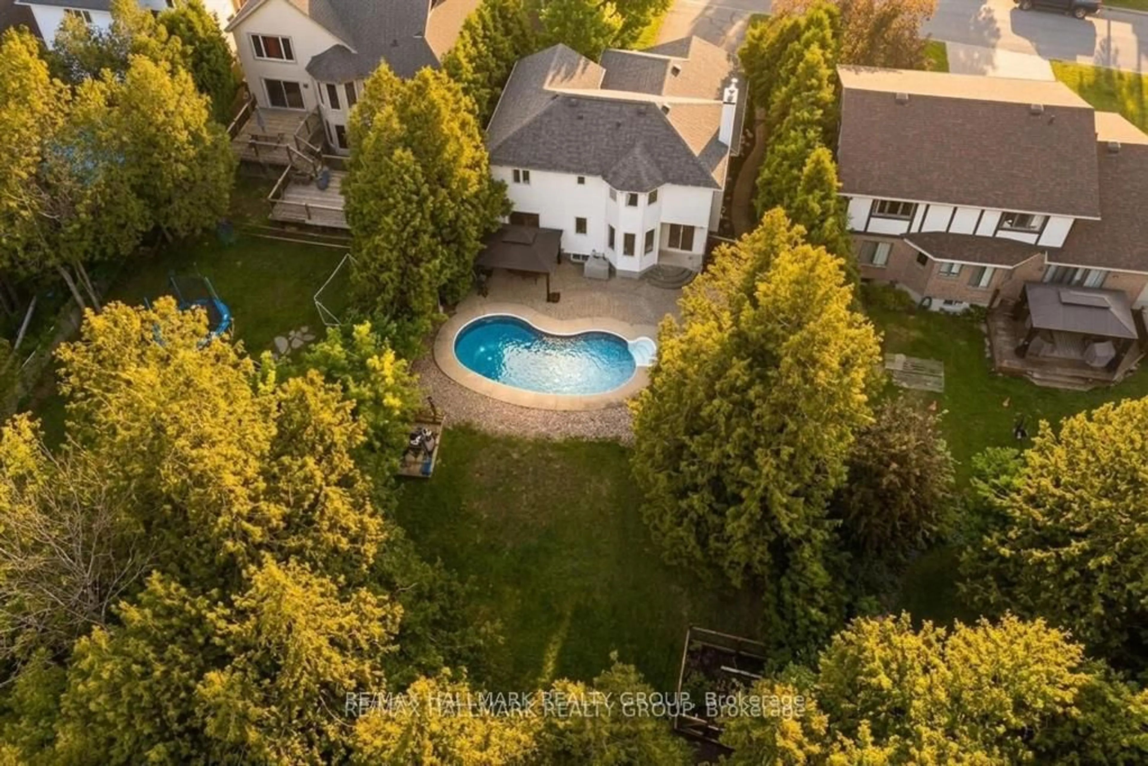 A pic from outside/outdoor area/front of a property/back of a property/a pic from drone, unknown for 37 Stitt St, Ottawa Ontario K2S 0R5