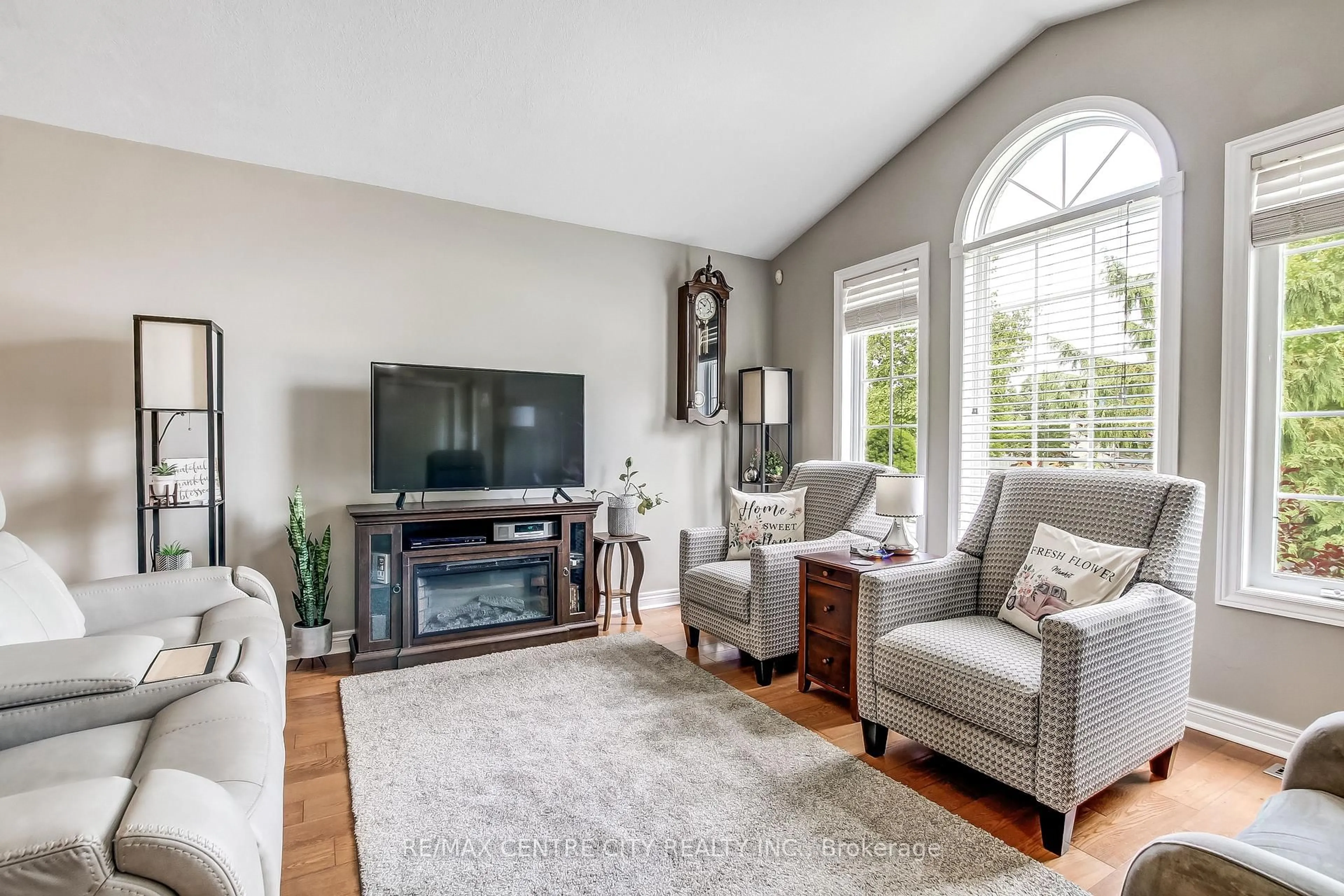 Living room with furniture, unknown for 26 Oriole Lane, St. Thomas Ontario N5R 6K8