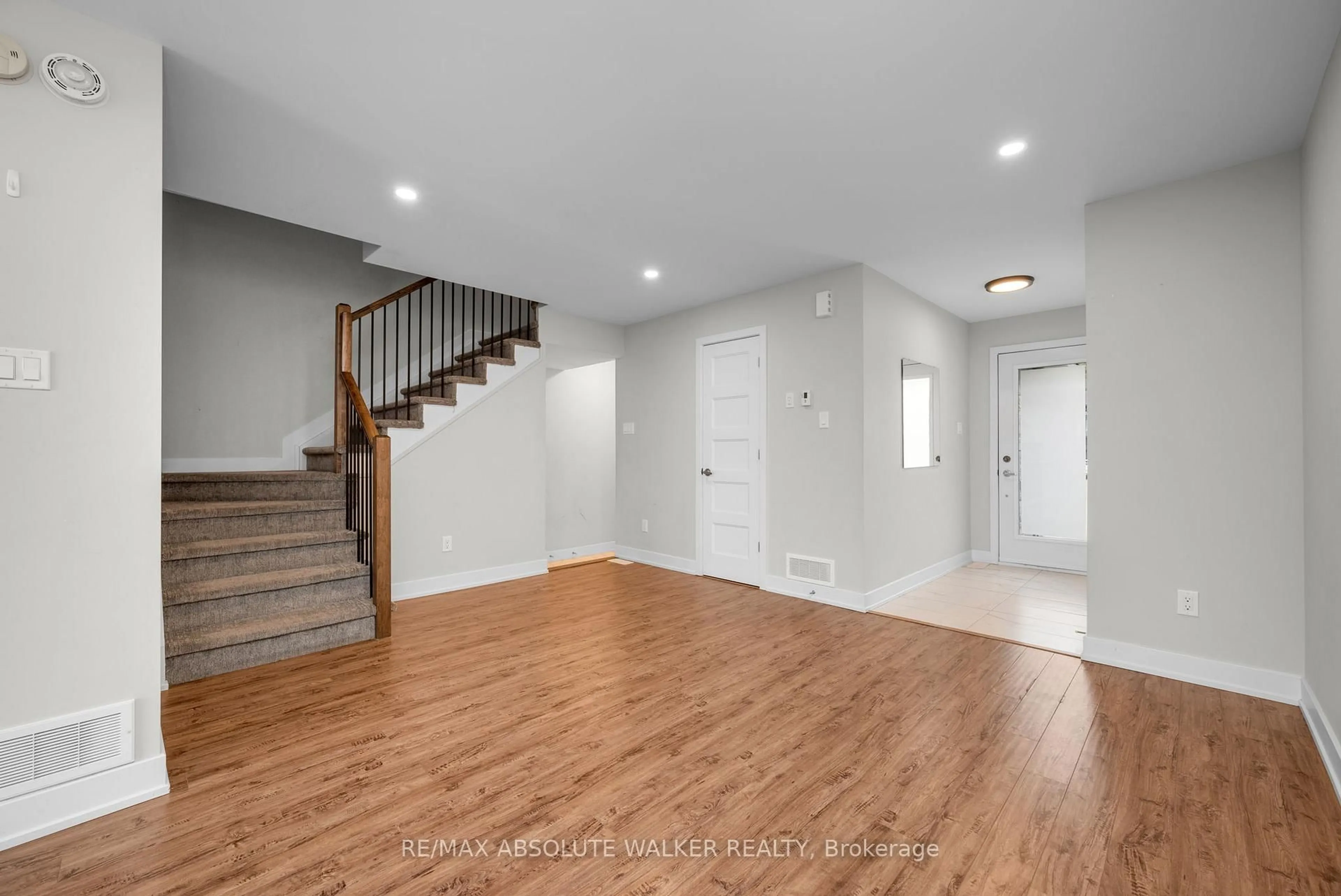Indoor entryway for 48 Christian St, The Nation Ontario K0A 2M0