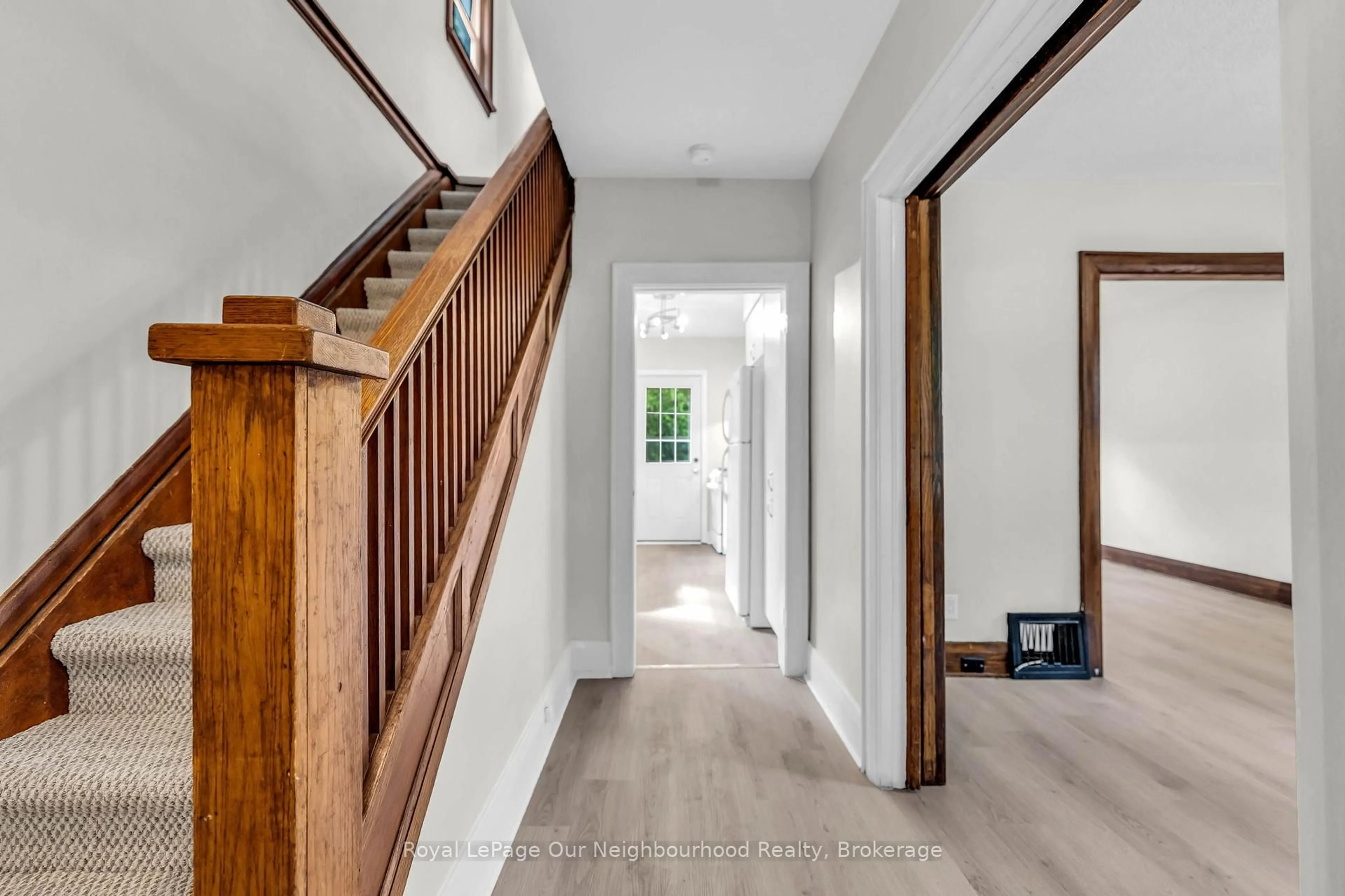 Indoor entryway for 1301 King St, London East Ontario N5W 2Y4