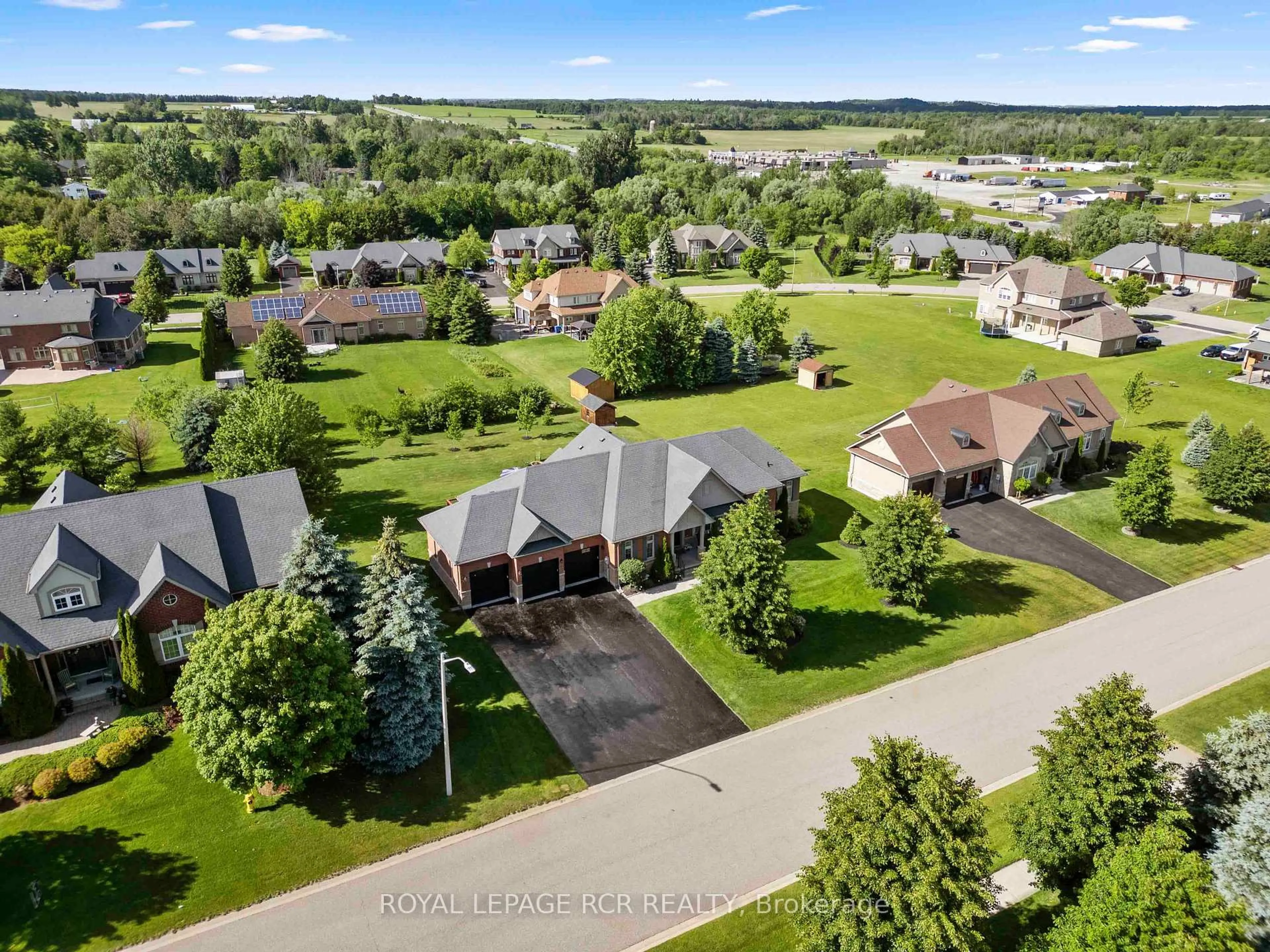 A pic from outside/outdoor area/front of a property/back of a property/a pic from drone, unknown for 6 Masters Creek Blvd, Mono Ontario L9W 6L7