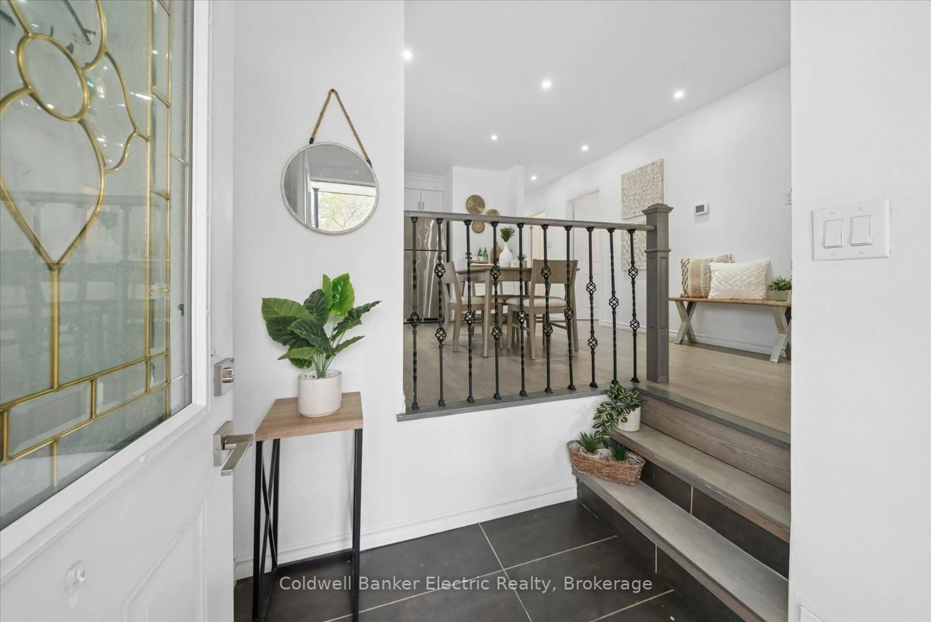 Indoor entryway for 265 Sunset Blvd, Peterborough Ontario K9H 5L1