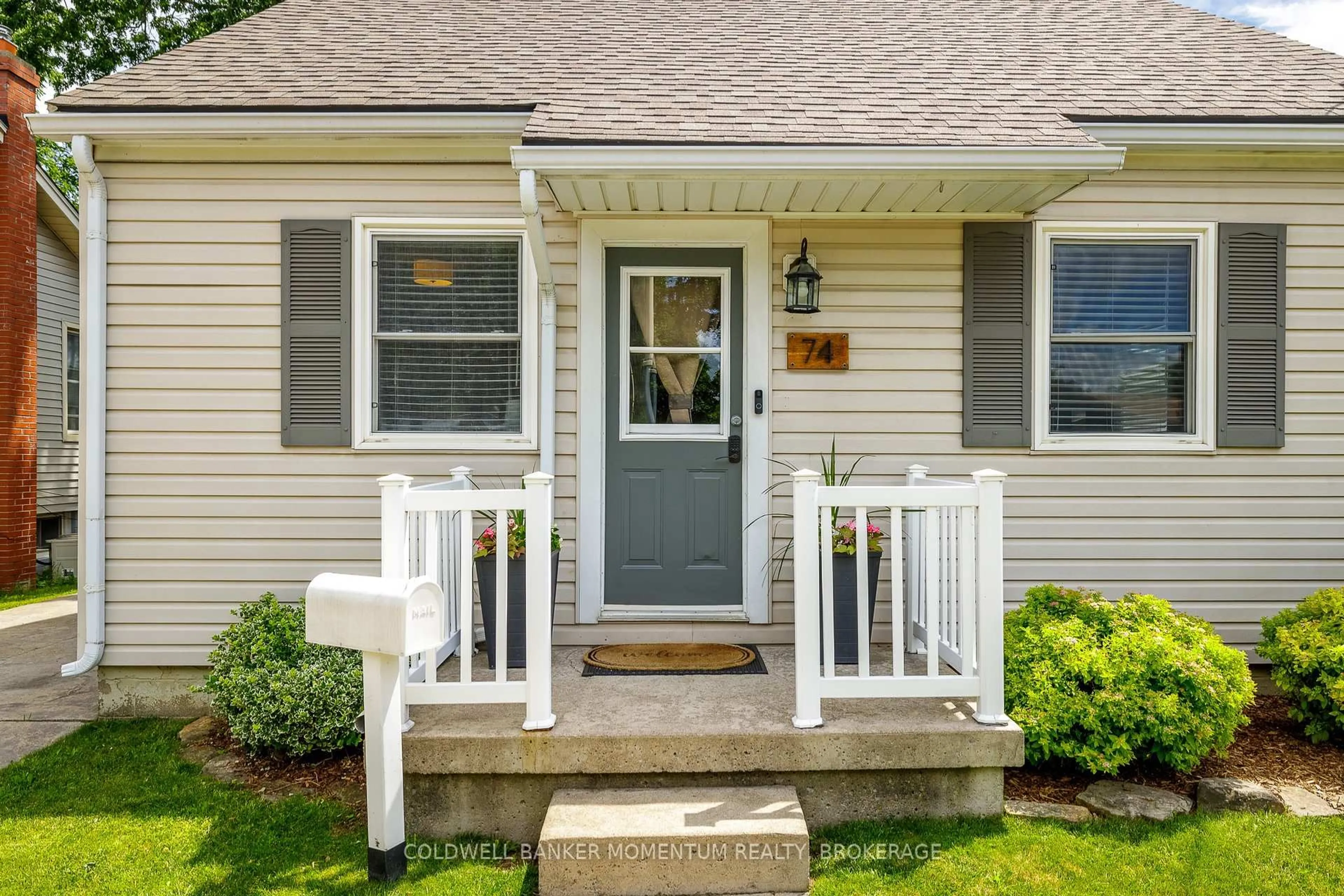 Home with vinyl exterior material, street for 74 Haig St, St. Catharines Ontario L2R 6L1