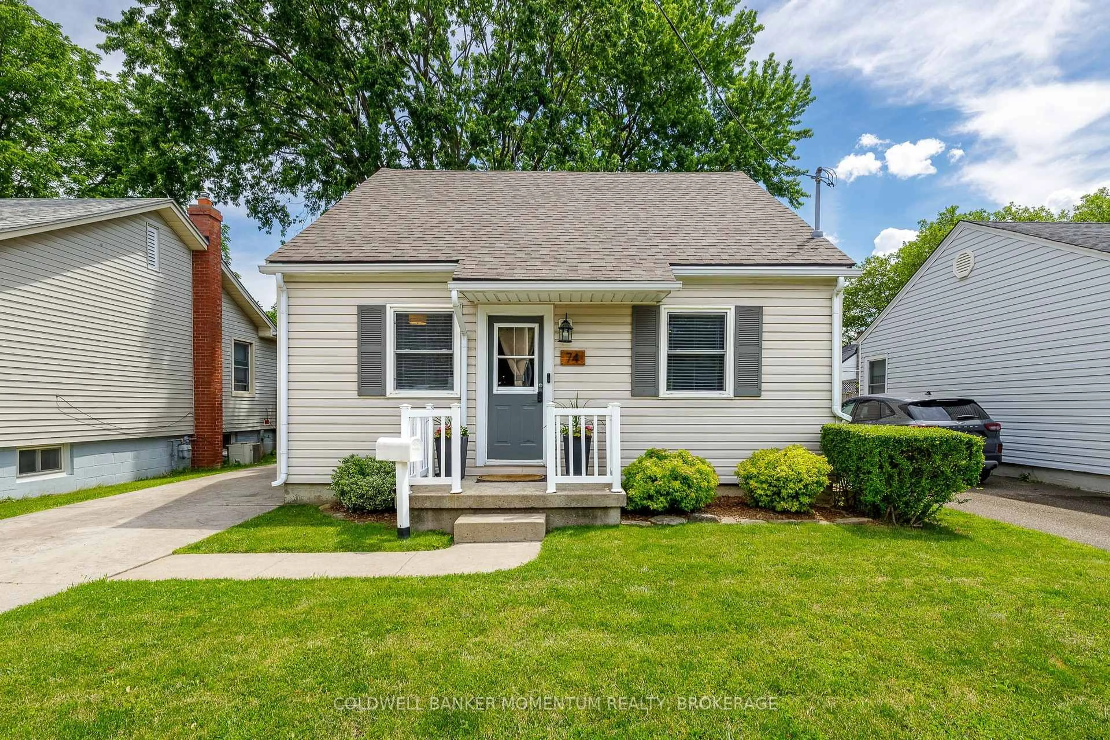 Home with vinyl exterior material, street for 74 Haig St, St. Catharines Ontario L2R 6L1
