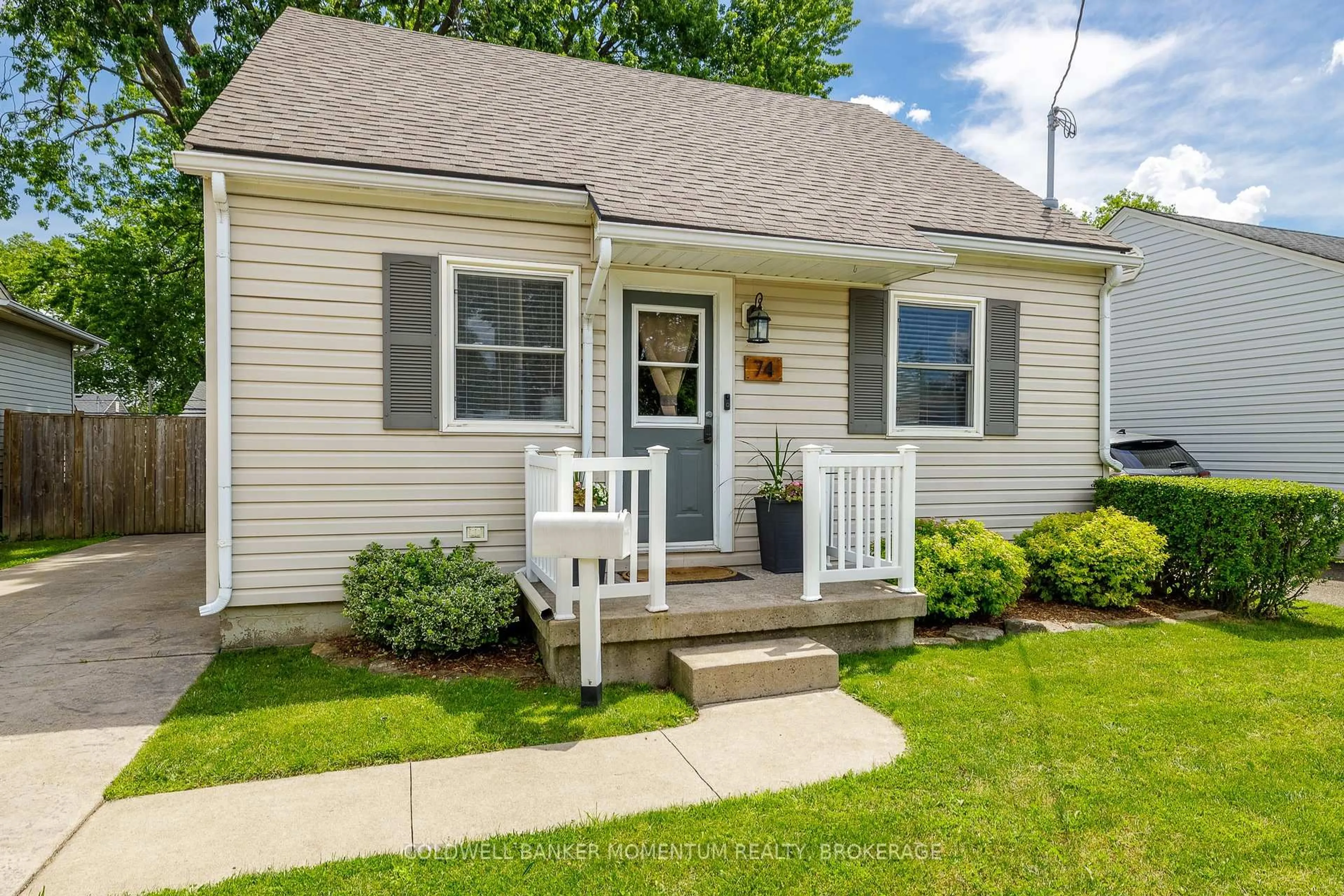 Home with vinyl exterior material, street for 74 Haig St, St. Catharines Ontario L2R 6L1