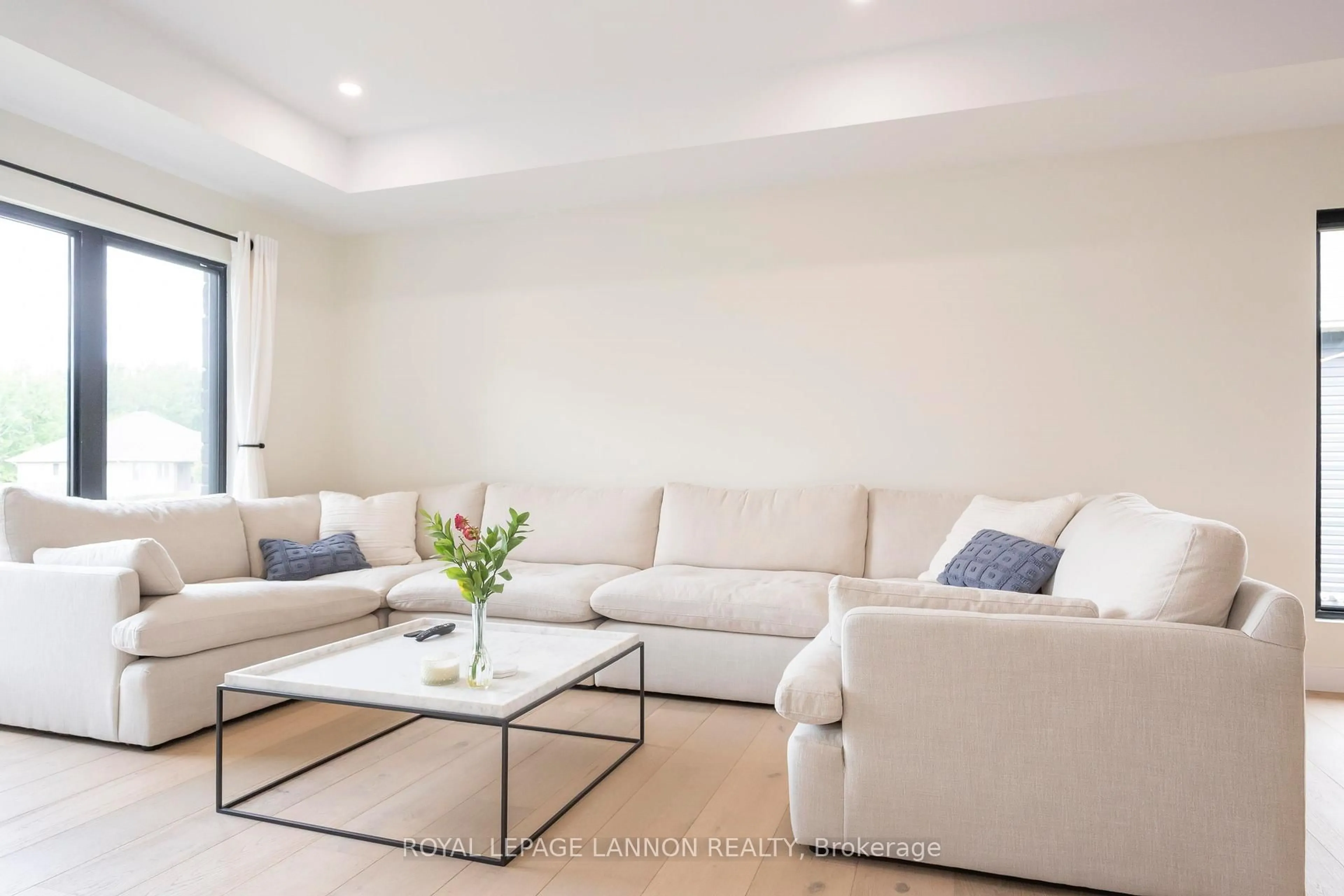 Living room with furniture, unknown for 2708 King George's Park Dr., Oliver Paipoonge Ontario P7K 0V4