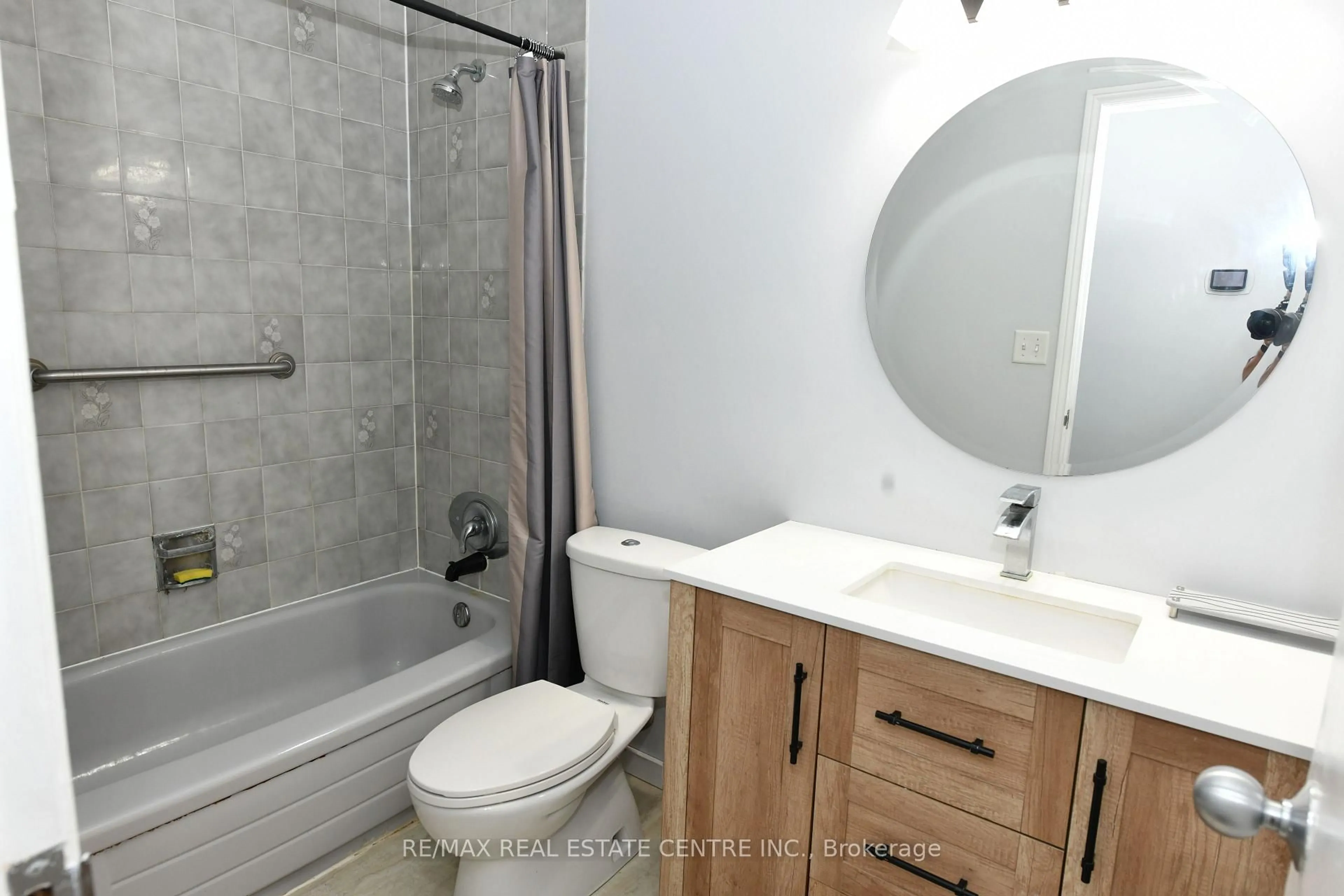 Standard bathroom, ceramic/tile floor for 5 HARMONY Crt, Cambridge Ontario N1R 7T3