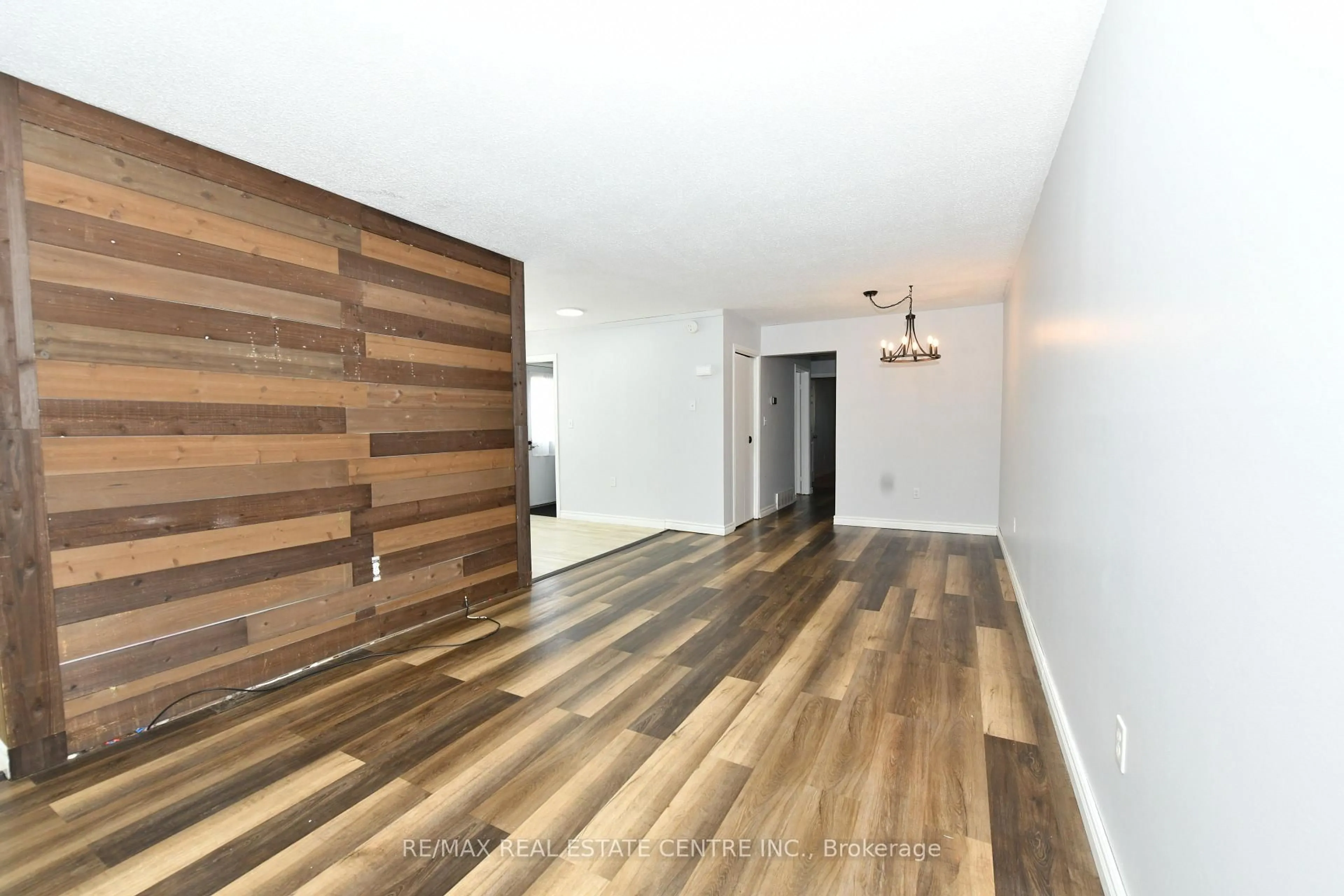 Indoor entryway for 5 HARMONY Crt, Cambridge Ontario N1R 7T3