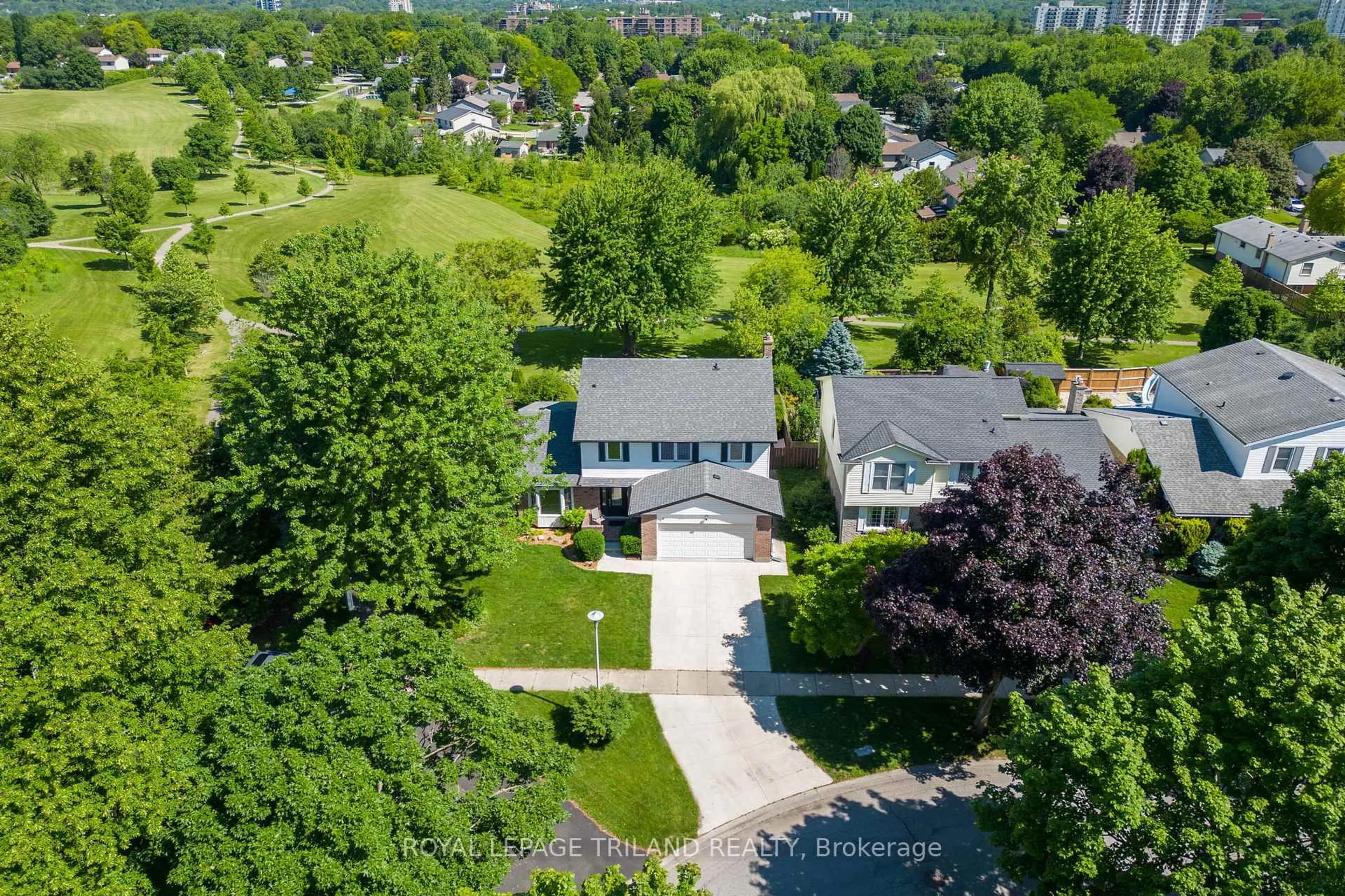 A pic from outside/outdoor area/front of a property/back of a property/a pic from drone, street for 62 Gardenvale Cres, London South Ontario N6J 4B9