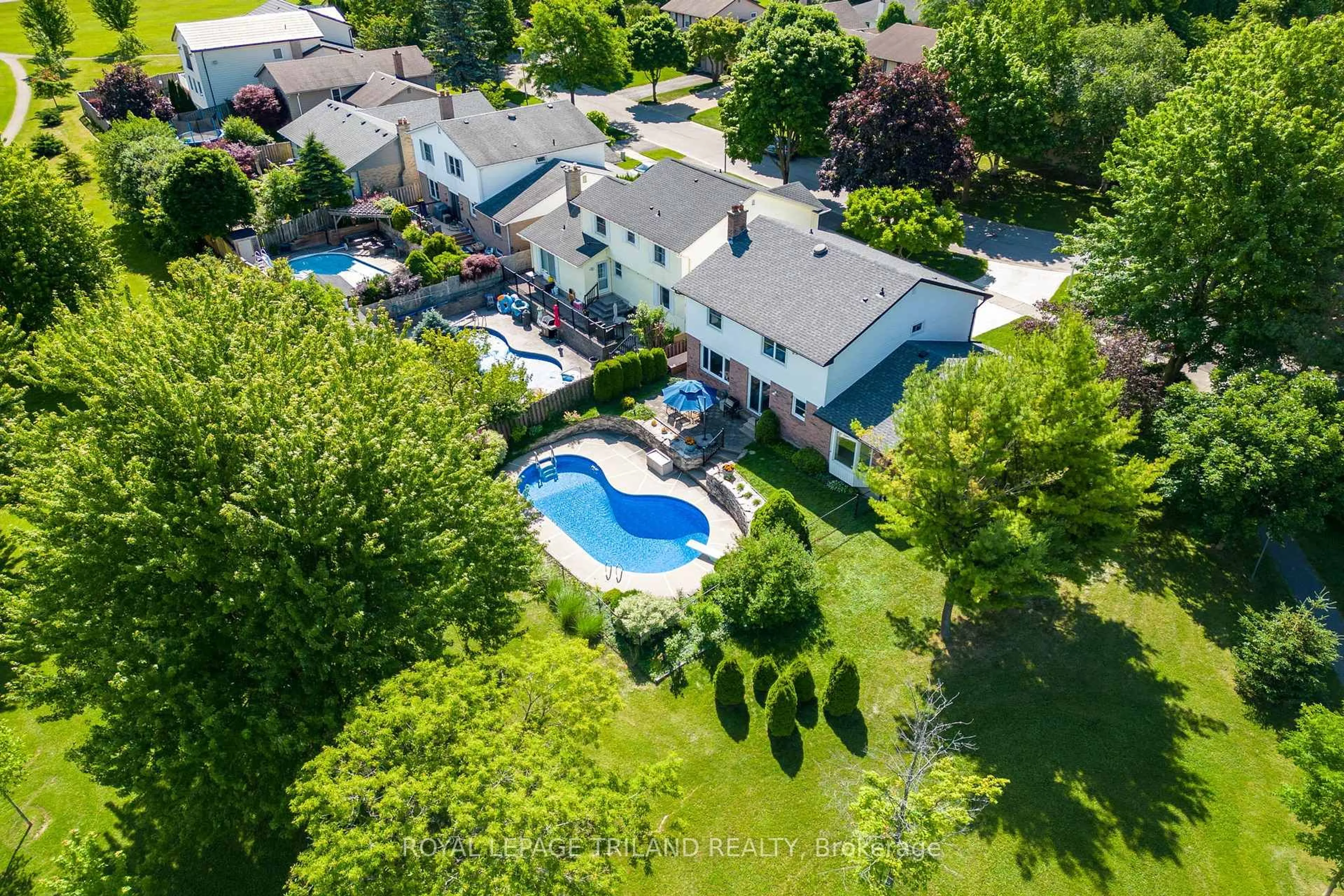 A pic from outside/outdoor area/front of a property/back of a property/a pic from drone, street for 62 Gardenvale Cres, London South Ontario N6J 4B9