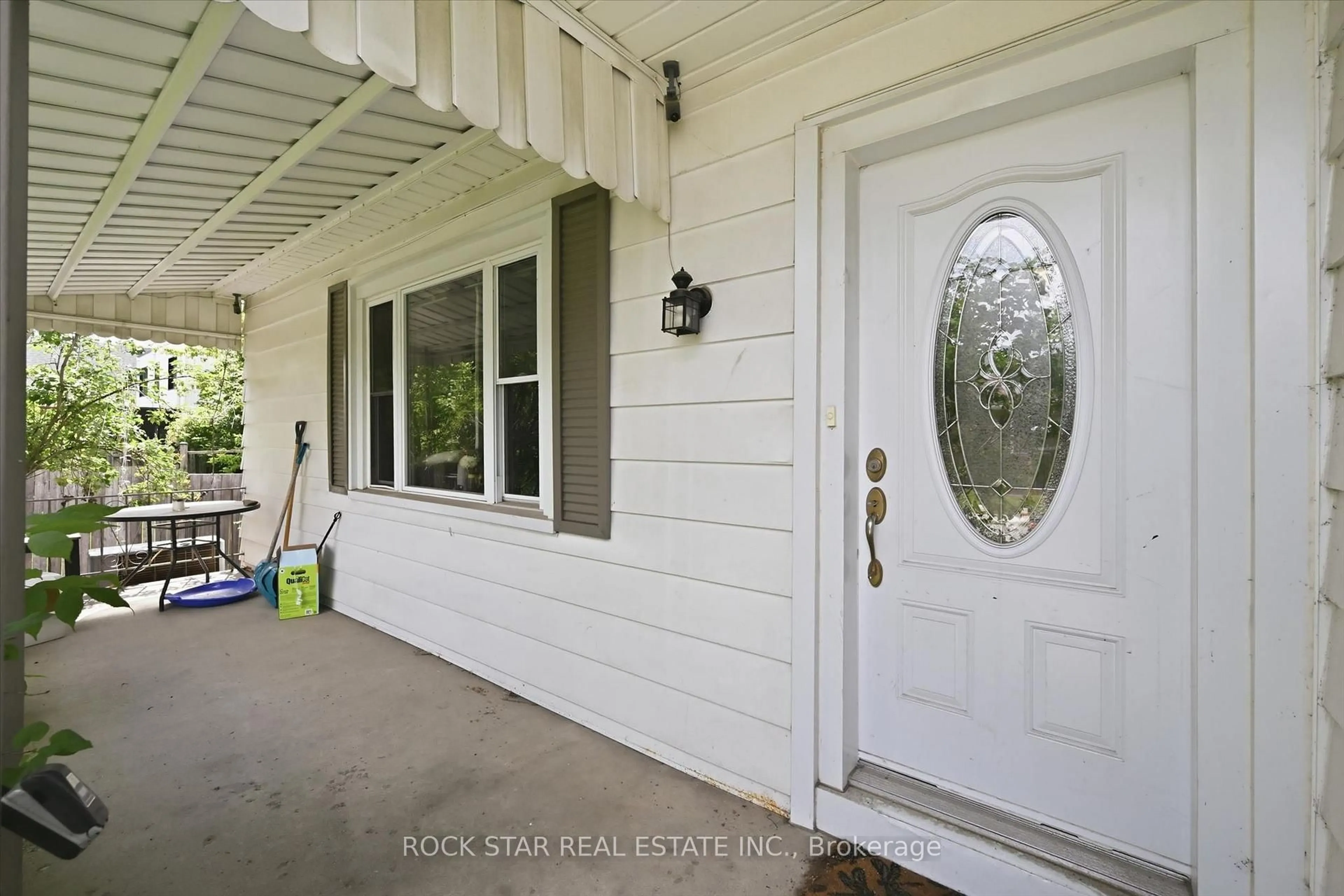 Indoor entryway for 275 West 2nd St, Hamilton Ontario L9C 3G8