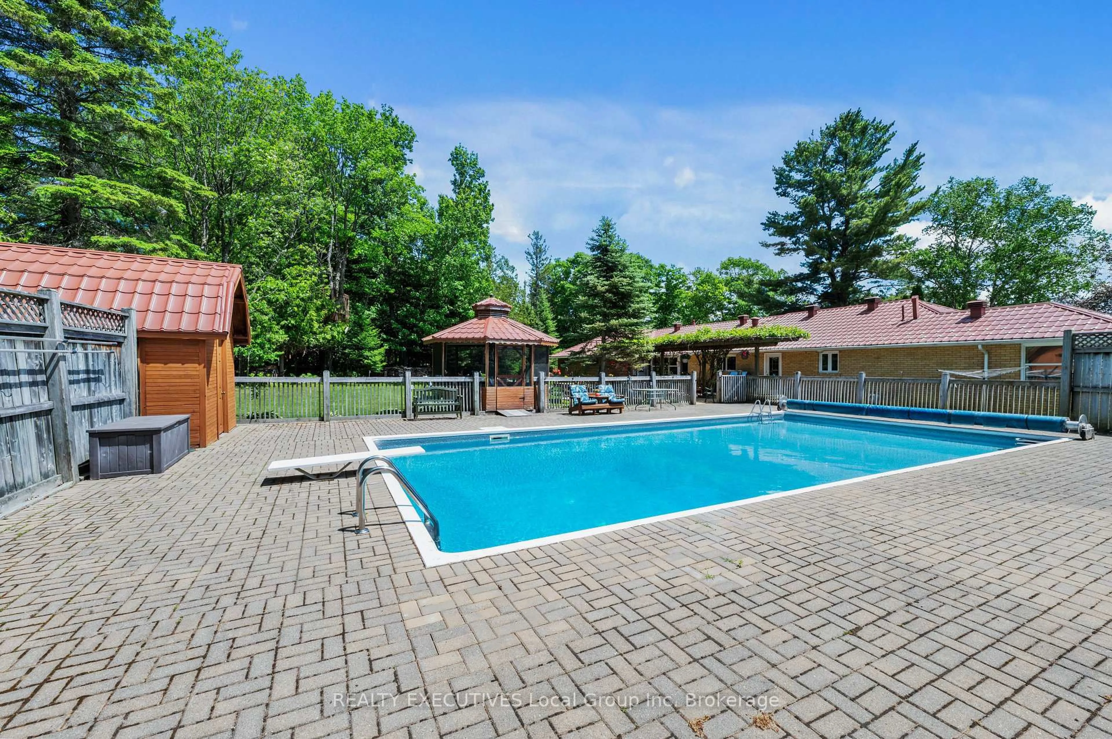 Pool for 390 CEDAR HEIGHTS Rd, North Bay Ontario P1B 8G3