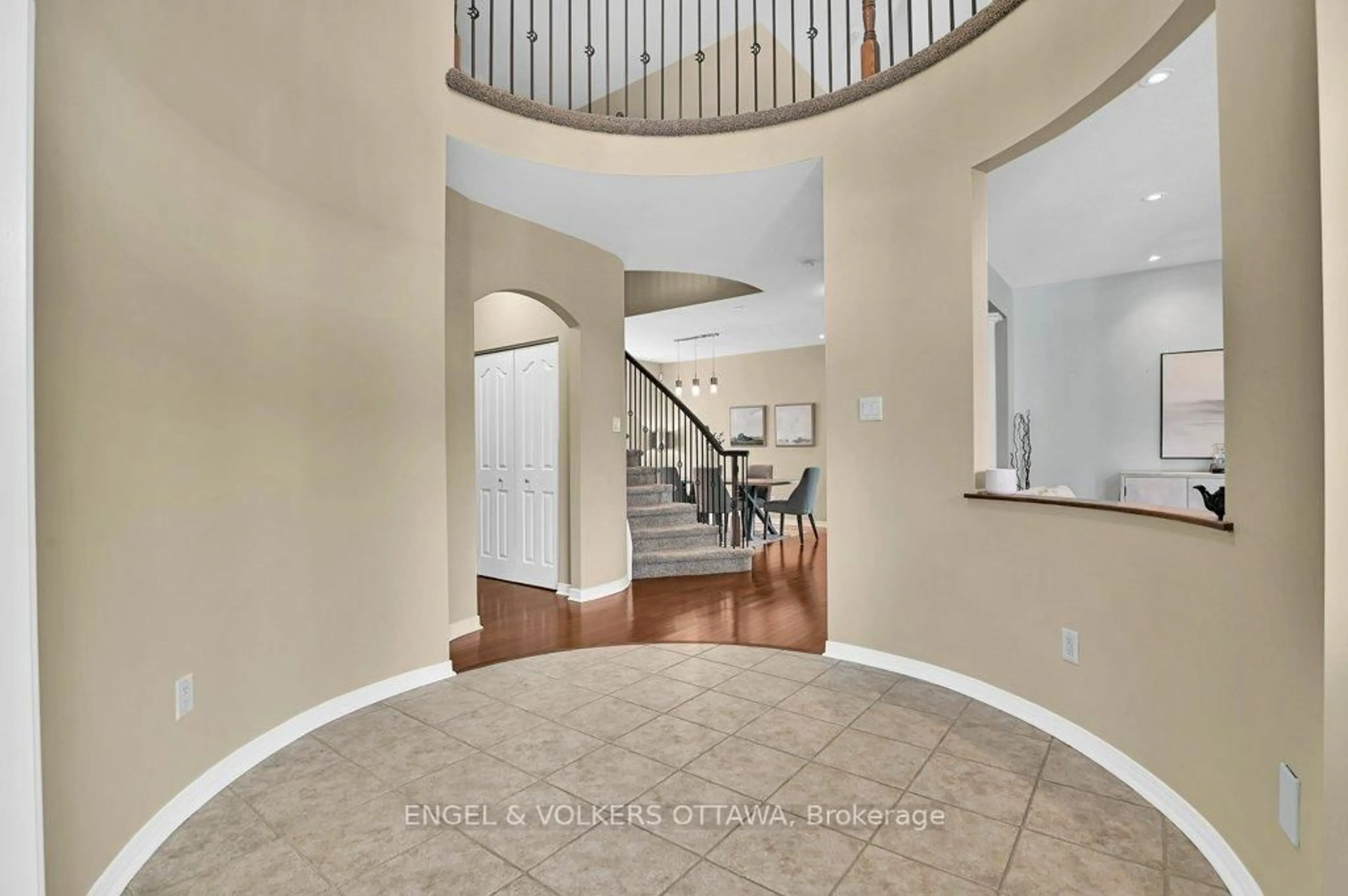 Indoor foyer for 49 Grenwich Circ, Ottawa Ontario K2C 4G1