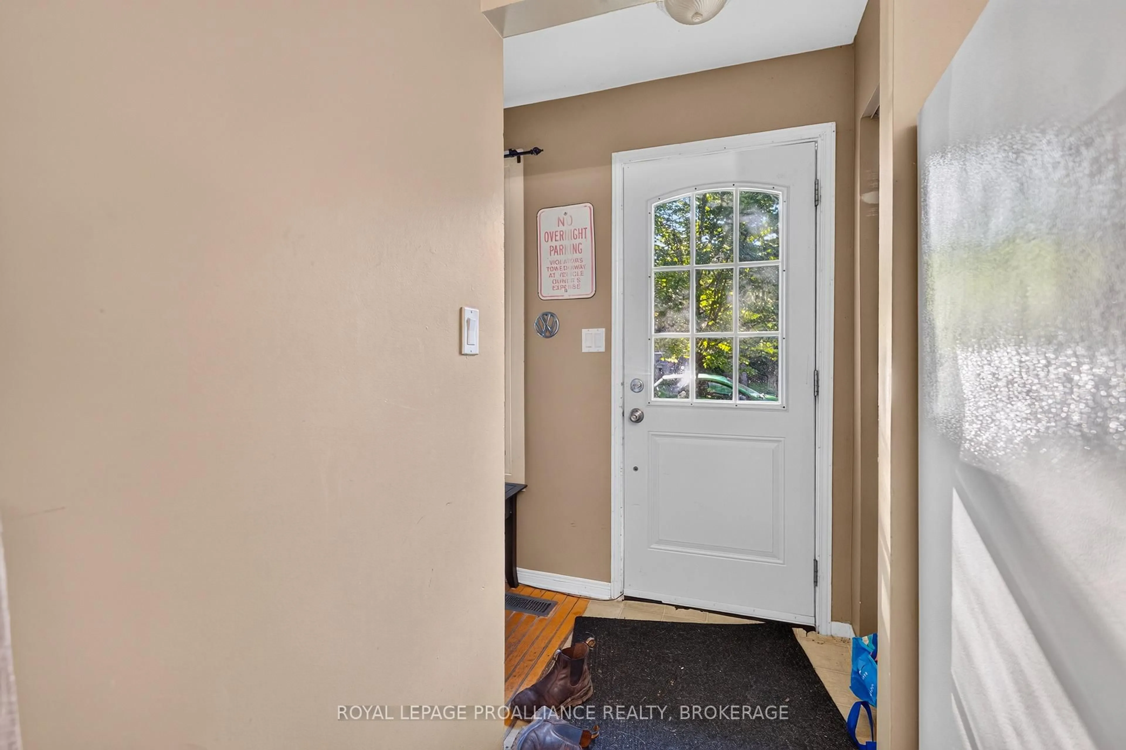Indoor entryway for 102 Calderwood Dr, Kingston Ontario K7M 6M3