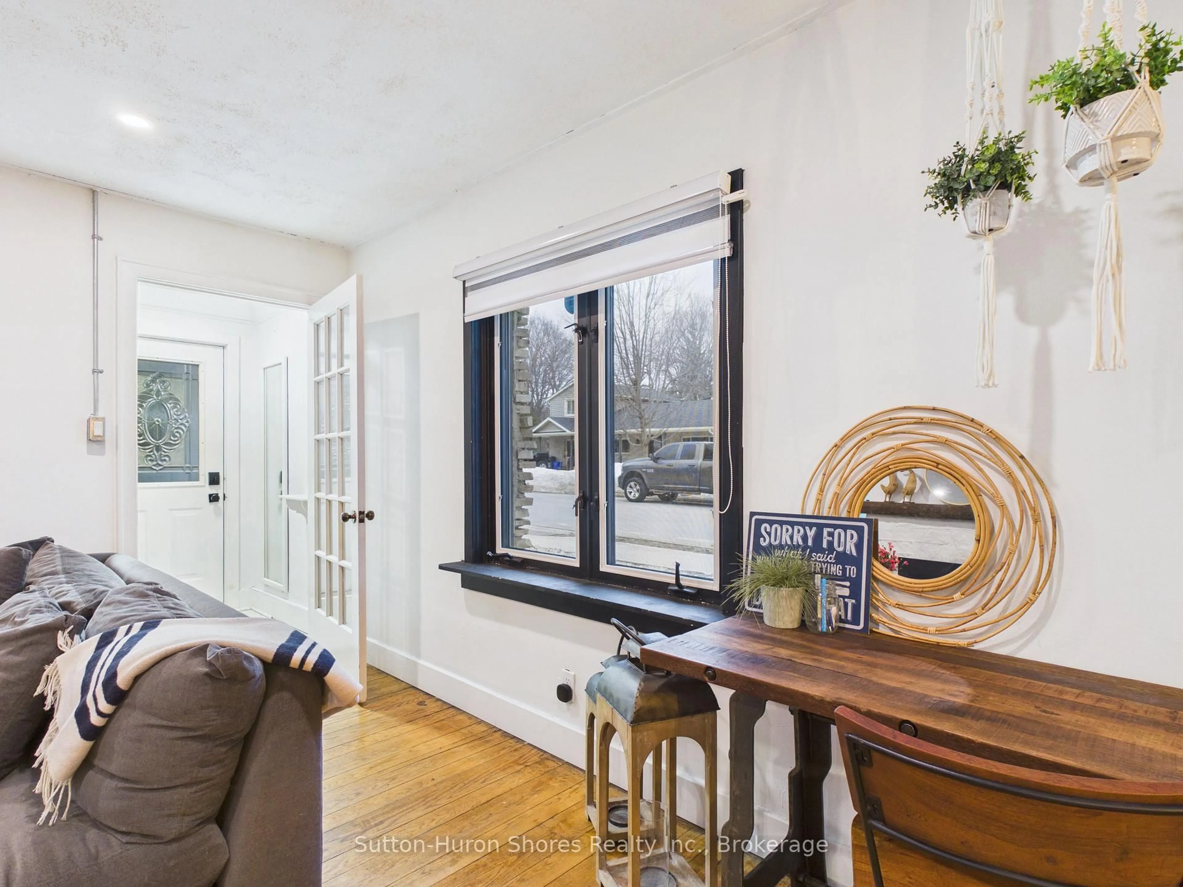 Indoor entryway for 669 Louis St, Saugeen Shores Ontario N0H 2C4