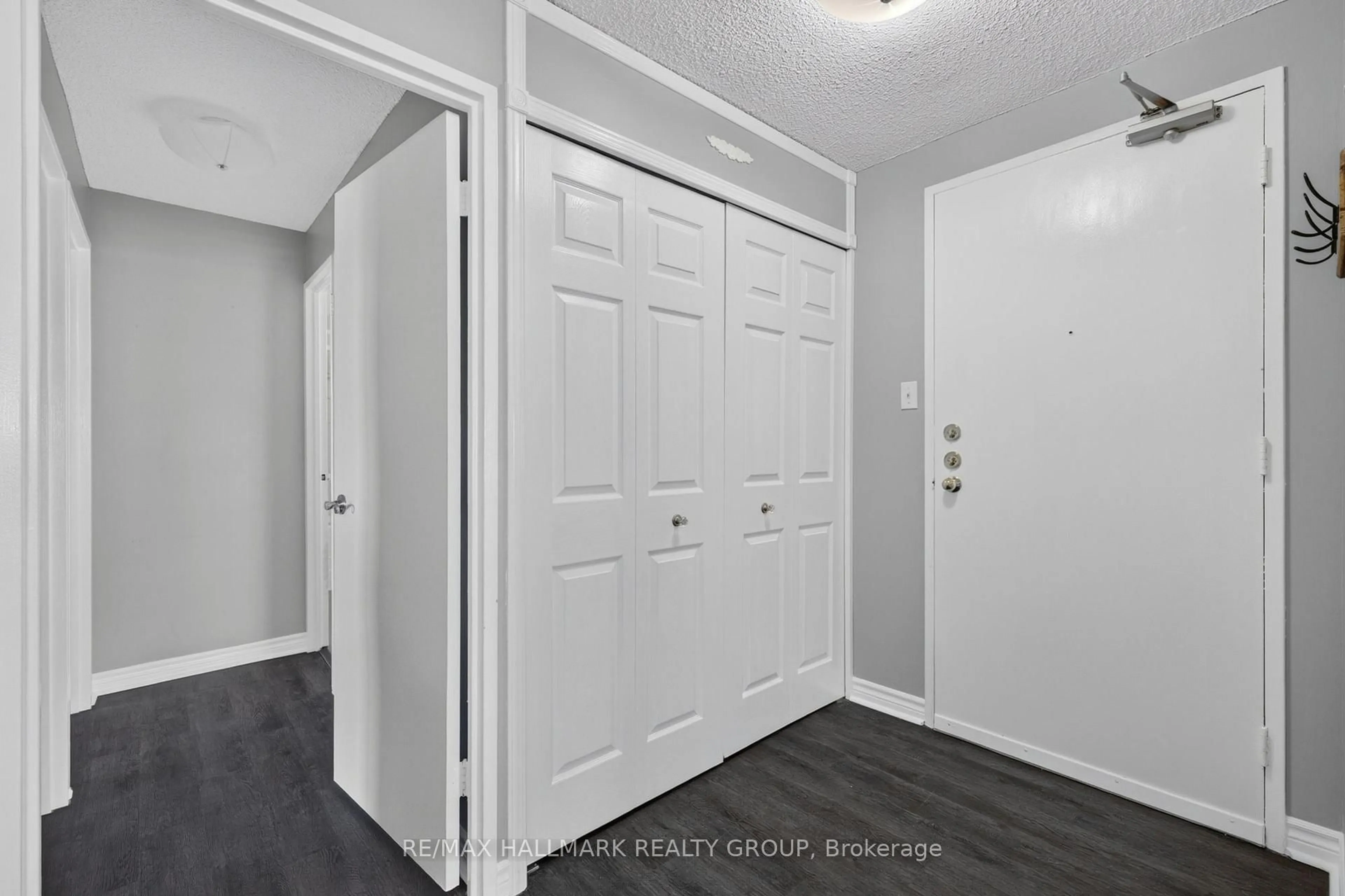Indoor entryway for 1081 Ambleside Dr #907, Ottawa Ontario K2B 8C8