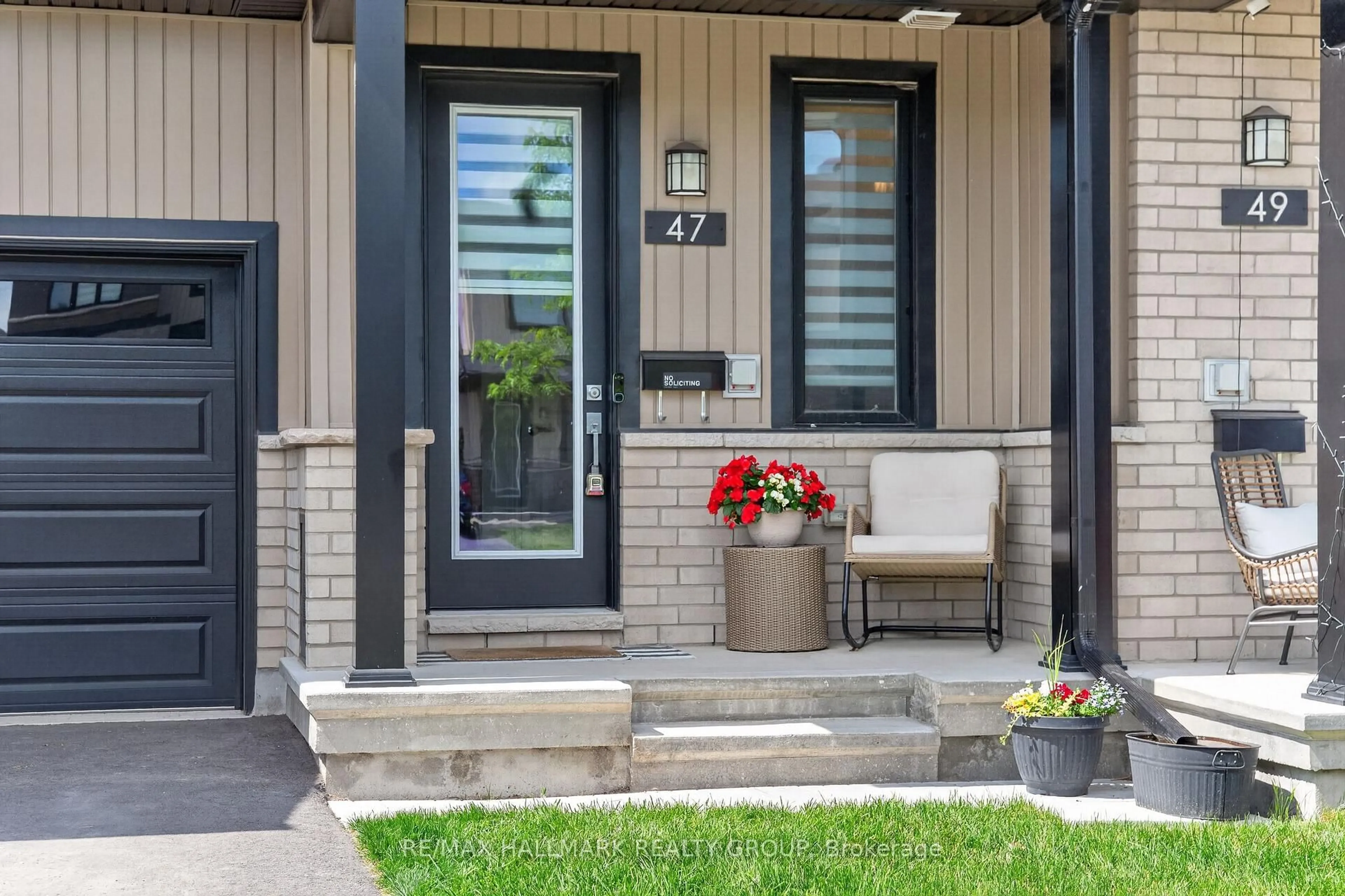 Indoor entryway for 47 Jargeau Rd, Ottawa Ontario K1W 0S7