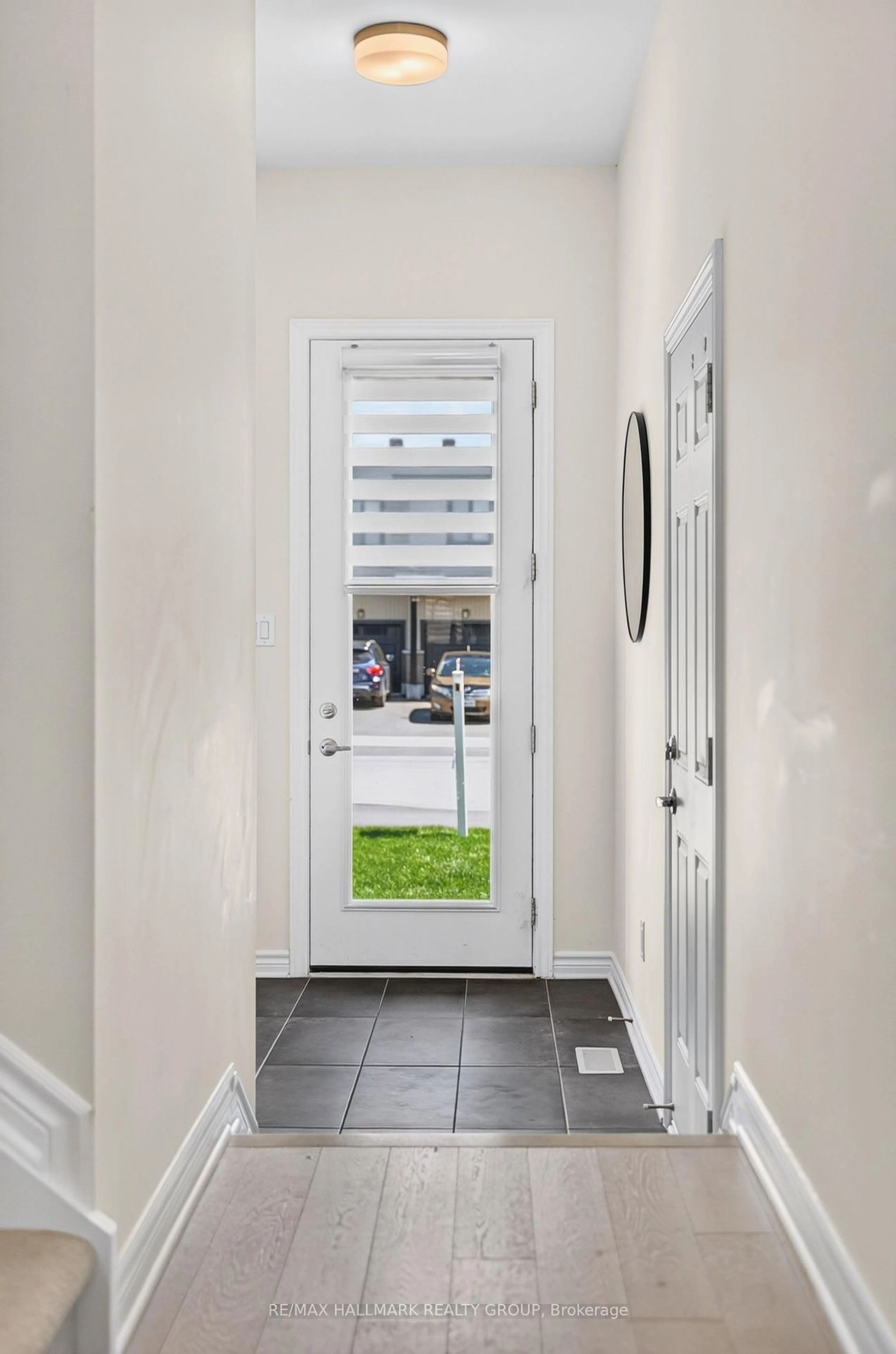 Indoor entryway for 47 Jargeau Rd, Ottawa Ontario K1W 0S7